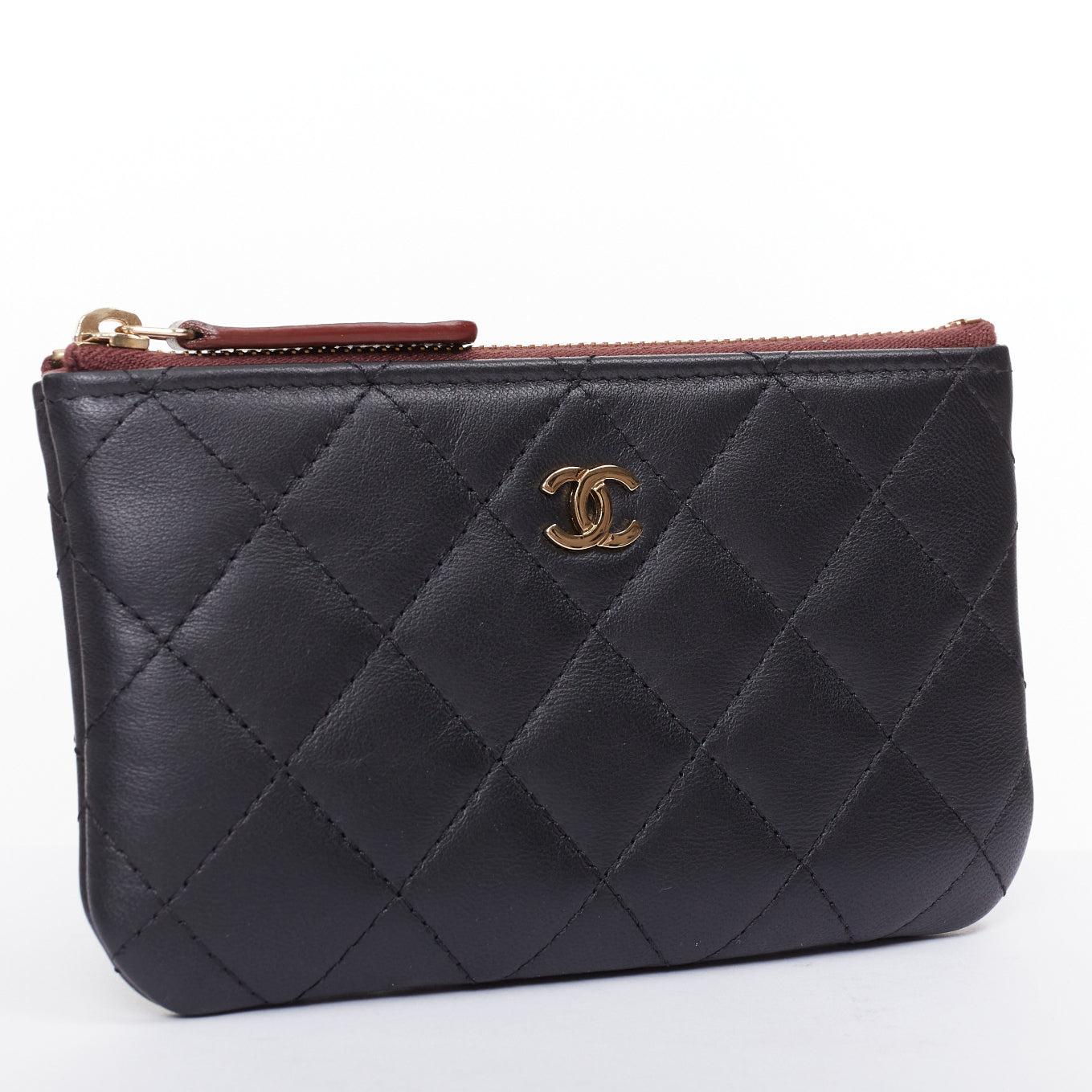 CHANEL Classic Petite pochette zippée en cuir d'agneau lisse  pochette en métal doré
Référence : AAWC/A01589
Marque : Chanel
Designer : Virginie Viard
Modèle : PETITE POCHETTE ZIPPÉE CLASSIQUE
MATERIAL : Cuir
Couleur : Noir, Bourgogne
Motif :