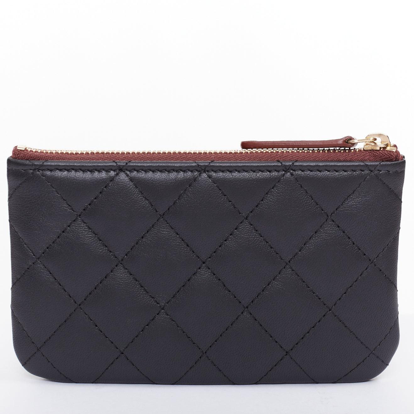 Noir CHANEL Classic Petite pochette zippée en cuir d'agneau lisse  pochette en métal doré en vente