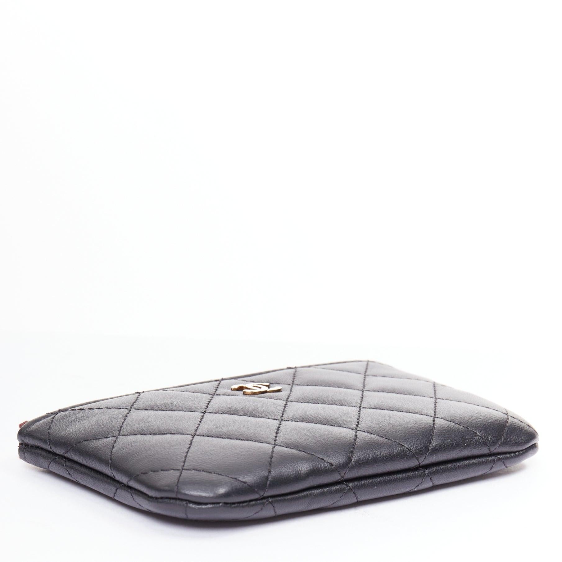 CHANEL Classic Petite pochette zippée en cuir d'agneau lisse  pochette en métal doré Excellent état - En vente à Hong Kong, NT