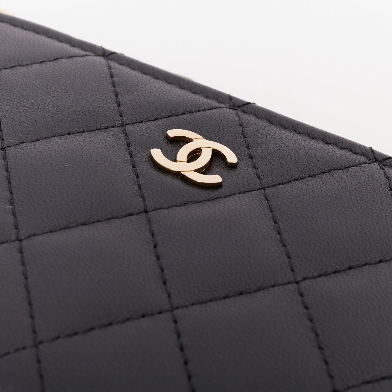 CHANEL Classic Petite pochette zippée en cuir d'agneau lisse  pochette en métal doré Pour femmes en vente