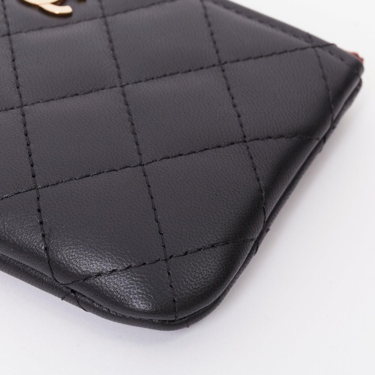 CHANEL Classic Petite pochette zippée en cuir d'agneau lisse  pochette en métal doré en vente 1