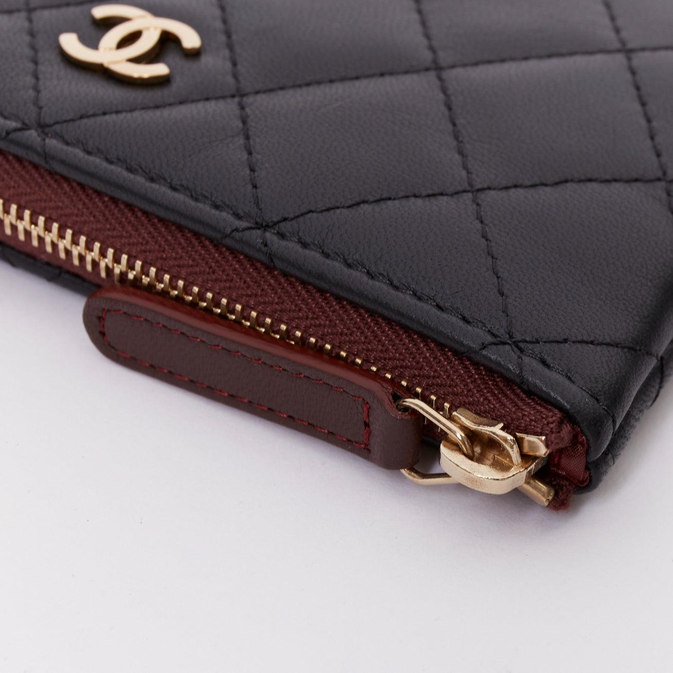 CHANEL Classic Petite pochette zippée en cuir d'agneau lisse  pochette en métal doré en vente 2