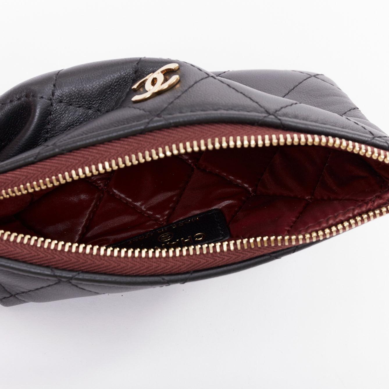 CHANEL Classic Petite pochette zippée en cuir d'agneau lisse  pochette en métal doré en vente 3