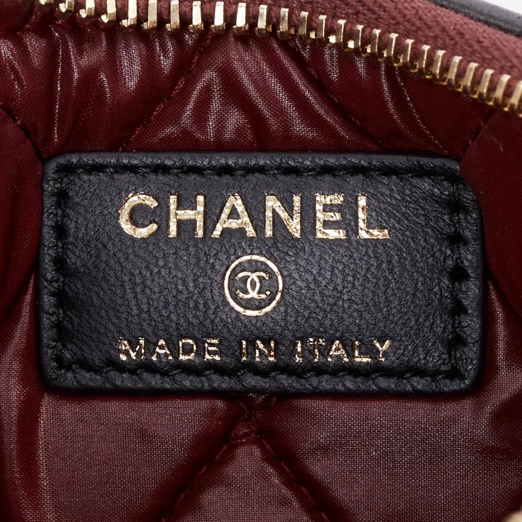 CHANEL Classic Petite pochette zippée en cuir d'agneau lisse  pochette en métal doré en vente 4