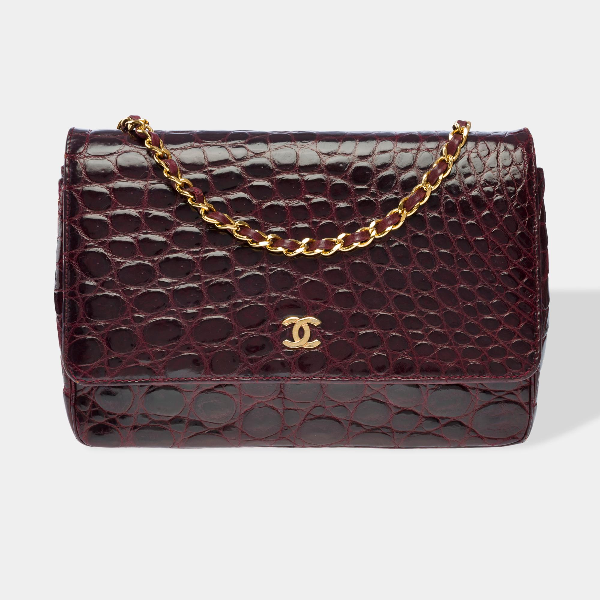 Chanel Classic shoulder flap bag in Mississippiensis burgundy  leather , GHW In Good Condition In Paris, IDF