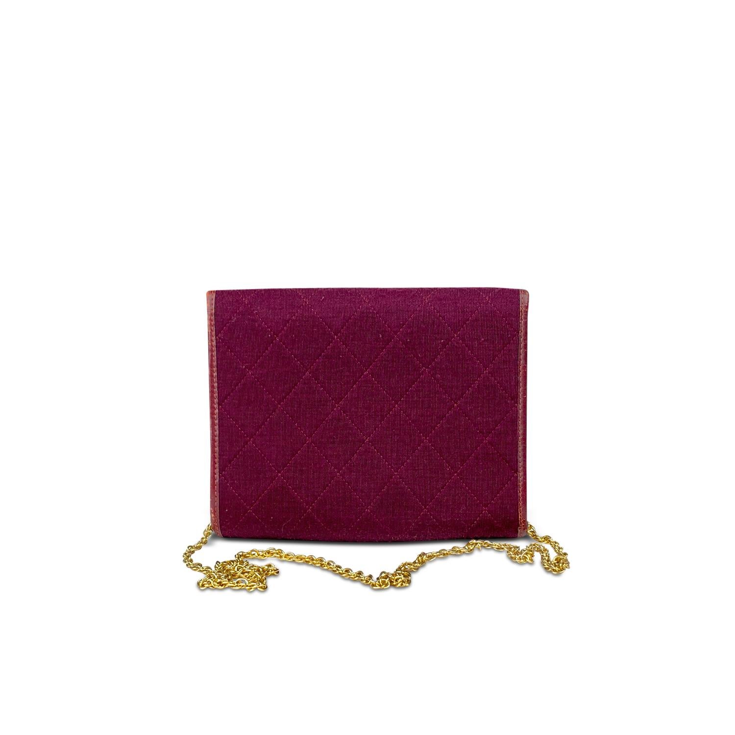 Burgundy tweed vintage Chanel Classic Mini flap crossbody bag with

– Gold-tone hardware
– Single chain-link strap
– Blue textile interior lining and closure at front flap

Overall Preloved Condition: Good
Exterior Condition: Good. Slight