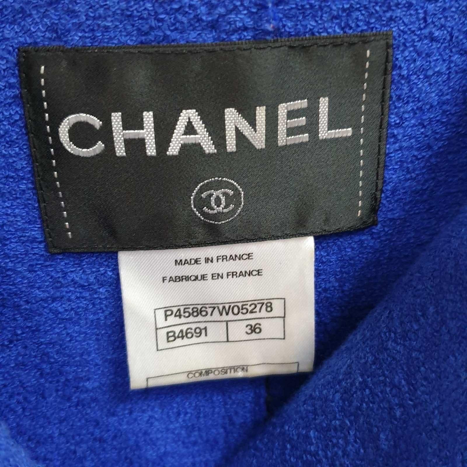Stunning Chanel jacket in thick, form-holding reversible tweed. The front part of the jacket is made of bright blue, dark blue and pink threads. The reverse side, which acts as a lining, is plain bright blue. Straight silhouette, patch pockets on