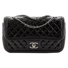 Chanel Classic Twist Flap Tasche Quilted Patent mit Lammfell Medium