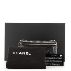Petit coffret de toilette classique Chanel avec chaîne en cuir d'agneau matelassé