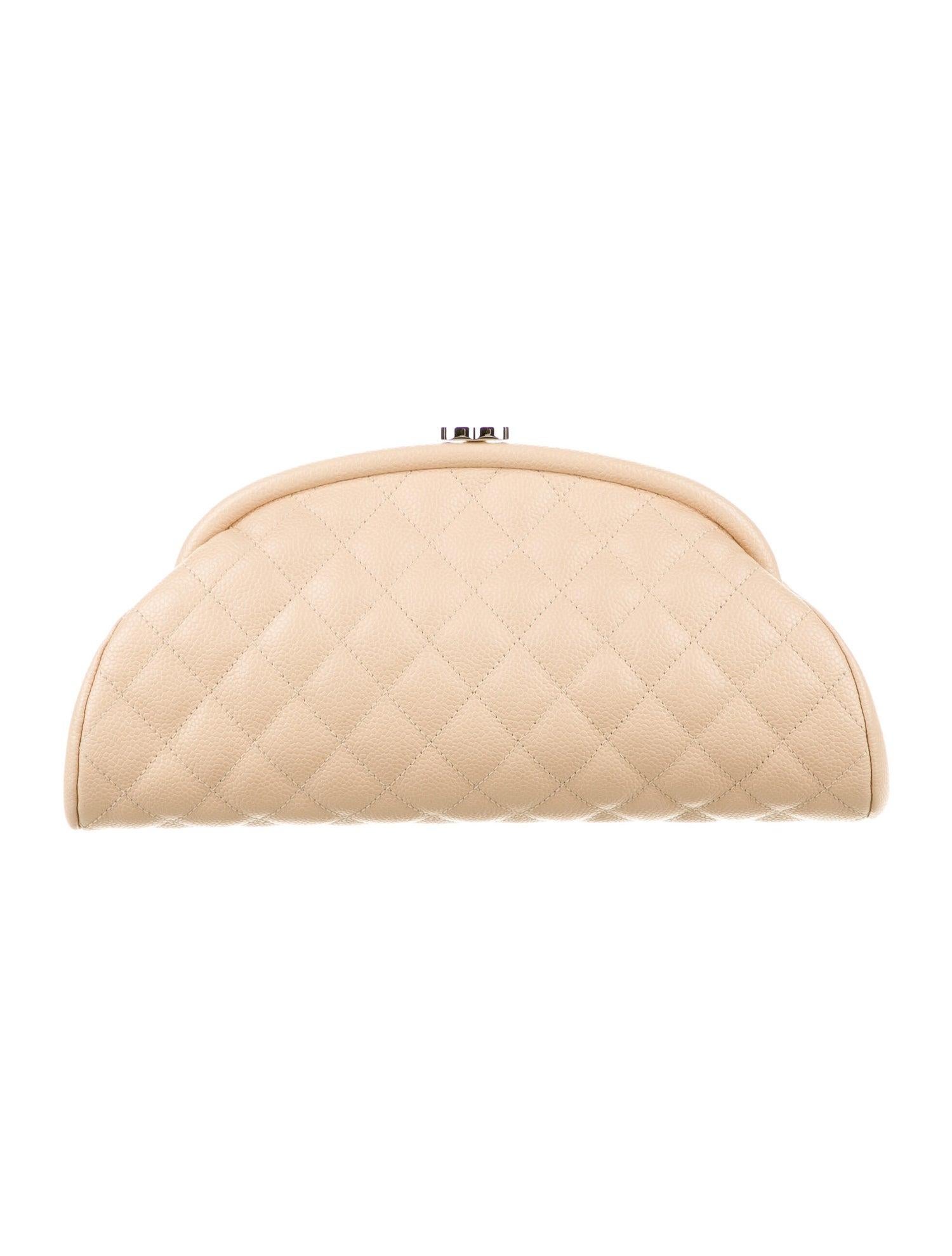 Chanel Classic Vintage Beige CC Diamond Quilted Caviar Timeless Clutch

Diese elegante Clutch ist aus beigefarbenem, rautenförmig gestepptem Kaviarleder gefertigt. Die Clutch verfügt über einen polierten silbernen Kussmundverschluss in Form eines