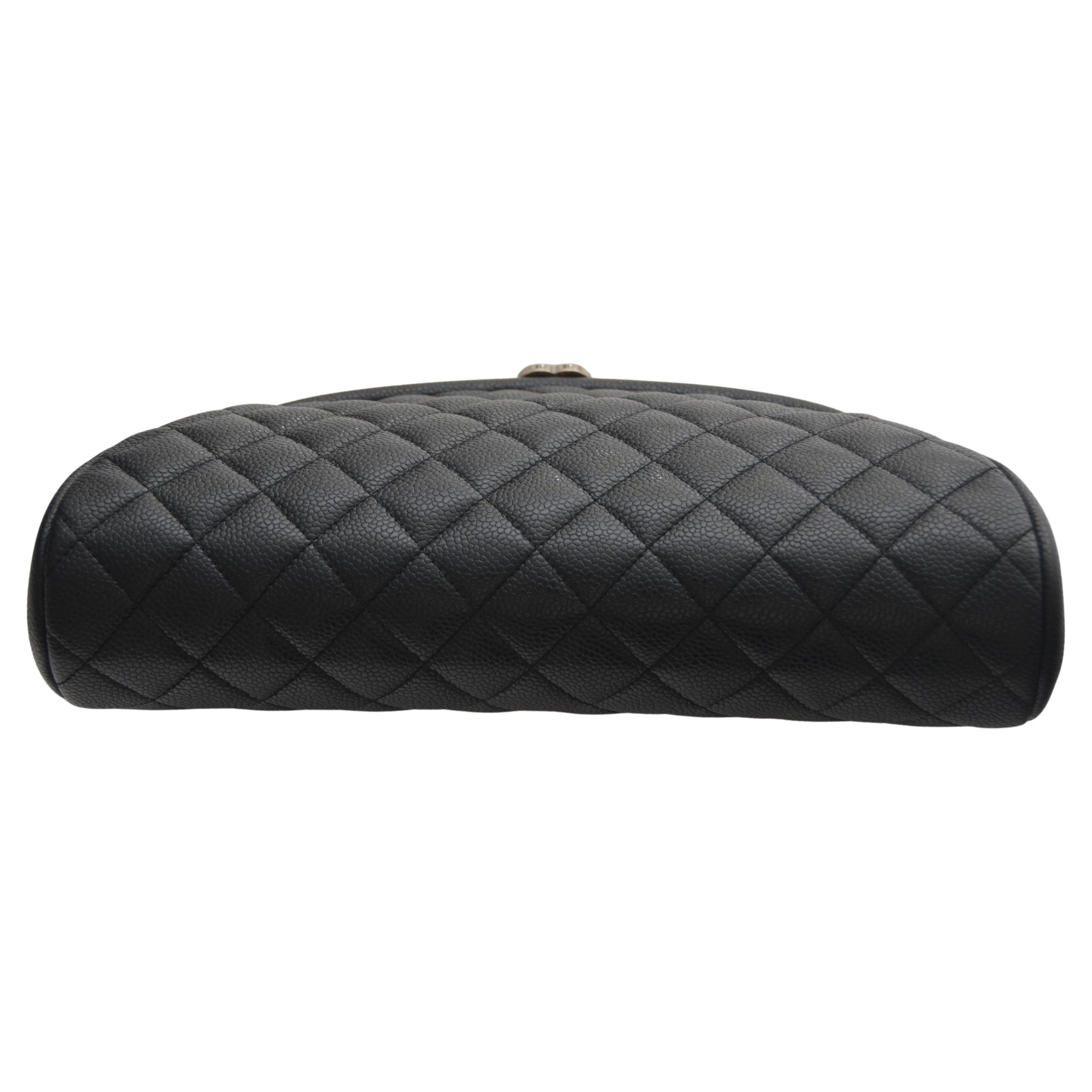 100% authentic Chanel Classic Vintage Caviar CC Black Diamond Quilted Timeless Clutch Bag
Crafted of black diamond quilted caviar leather. The clutch features a polished silver kiss lock in the form of a Chanel CC logo that opens to a black leather