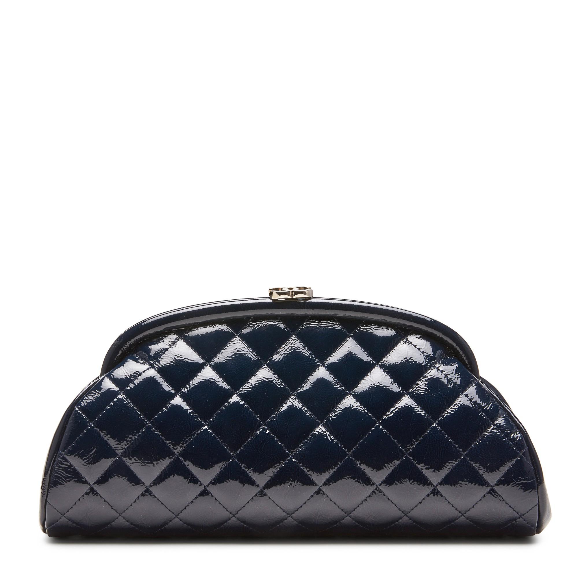Women's or Men's Chanel 2007 Classic Vintage Navy Blue Patent Diamond Quilted Timeless Clutch Bag For Sale