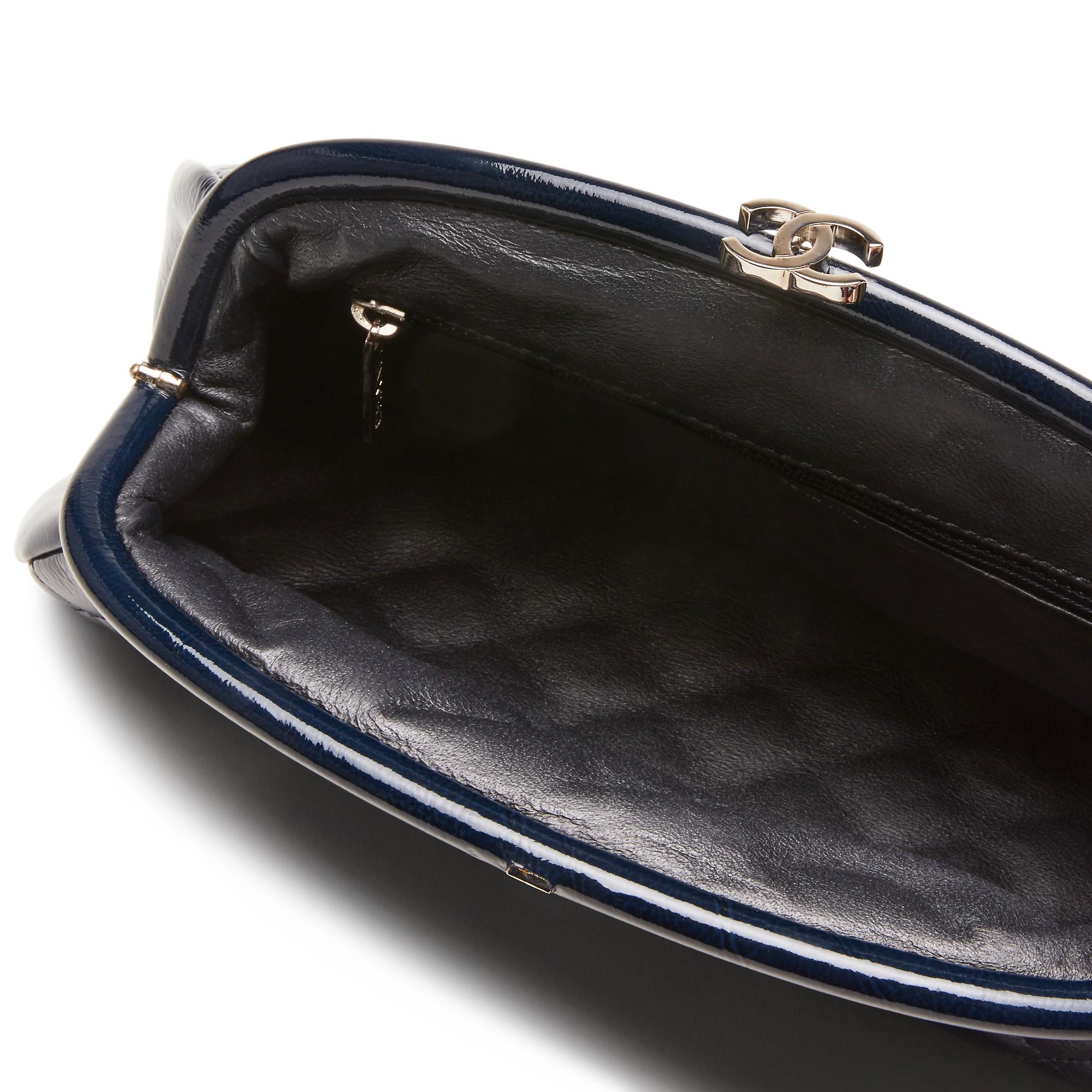 Chanel 2007 Classic Vintage Bleu marine Patent Diamond Quilted Timeless Clutch Bag en vente 4