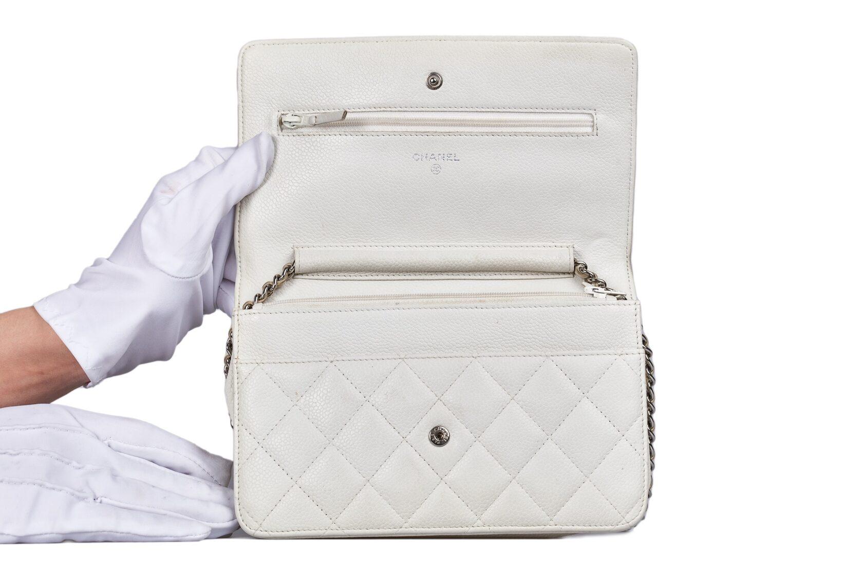 Chanel Klassisches Portemonnaie mit Kette (WOC) im Zustand „Gut“ im Angebot in Dover, DE