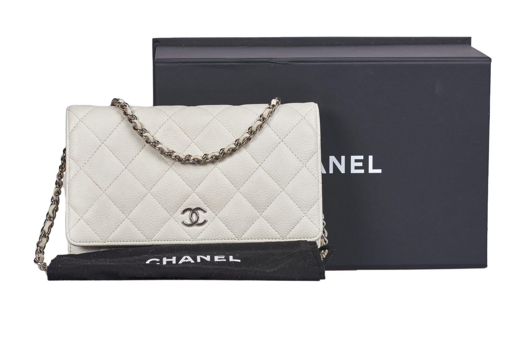 Chanel Klassisches Portemonnaie mit Kette (WOC) Damen im Angebot