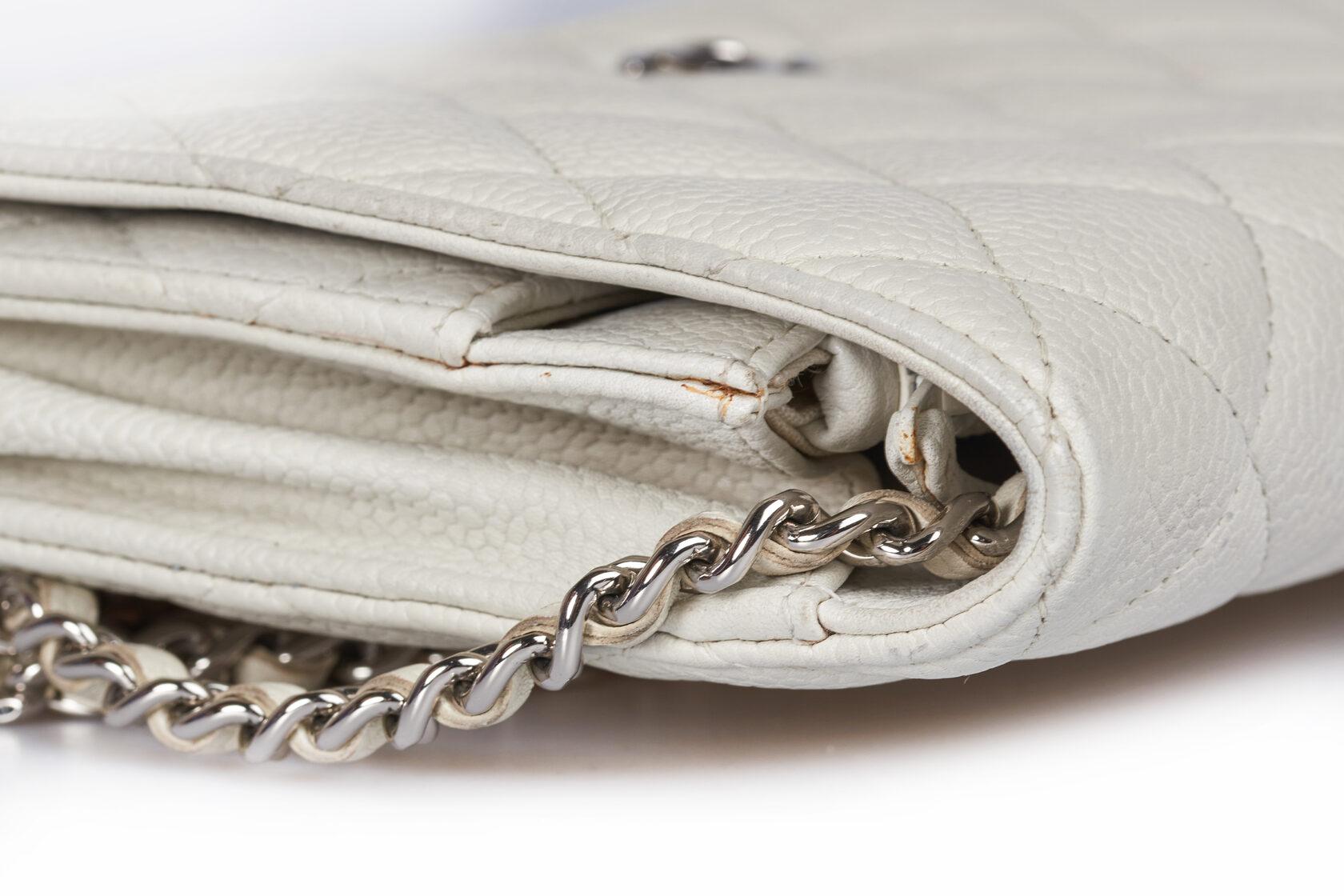 Chanel Klassisches Portemonnaie mit Kette (WOC) im Angebot 4