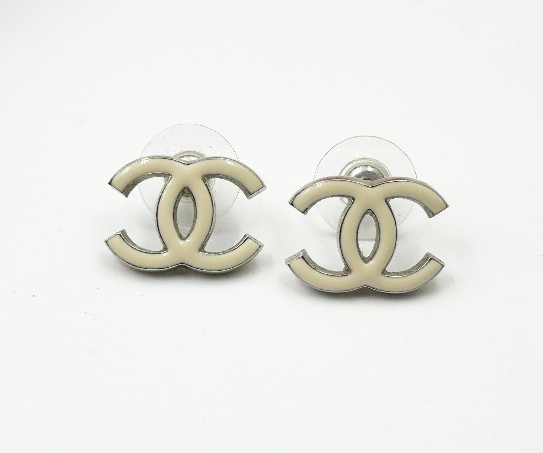 Orecchini con piercing Chanel Classic White CC Enamel

* Segnato 19
* Made in France
* Viene fornito con la scatola e l'astuccio originali

-Misura circa 0,75
