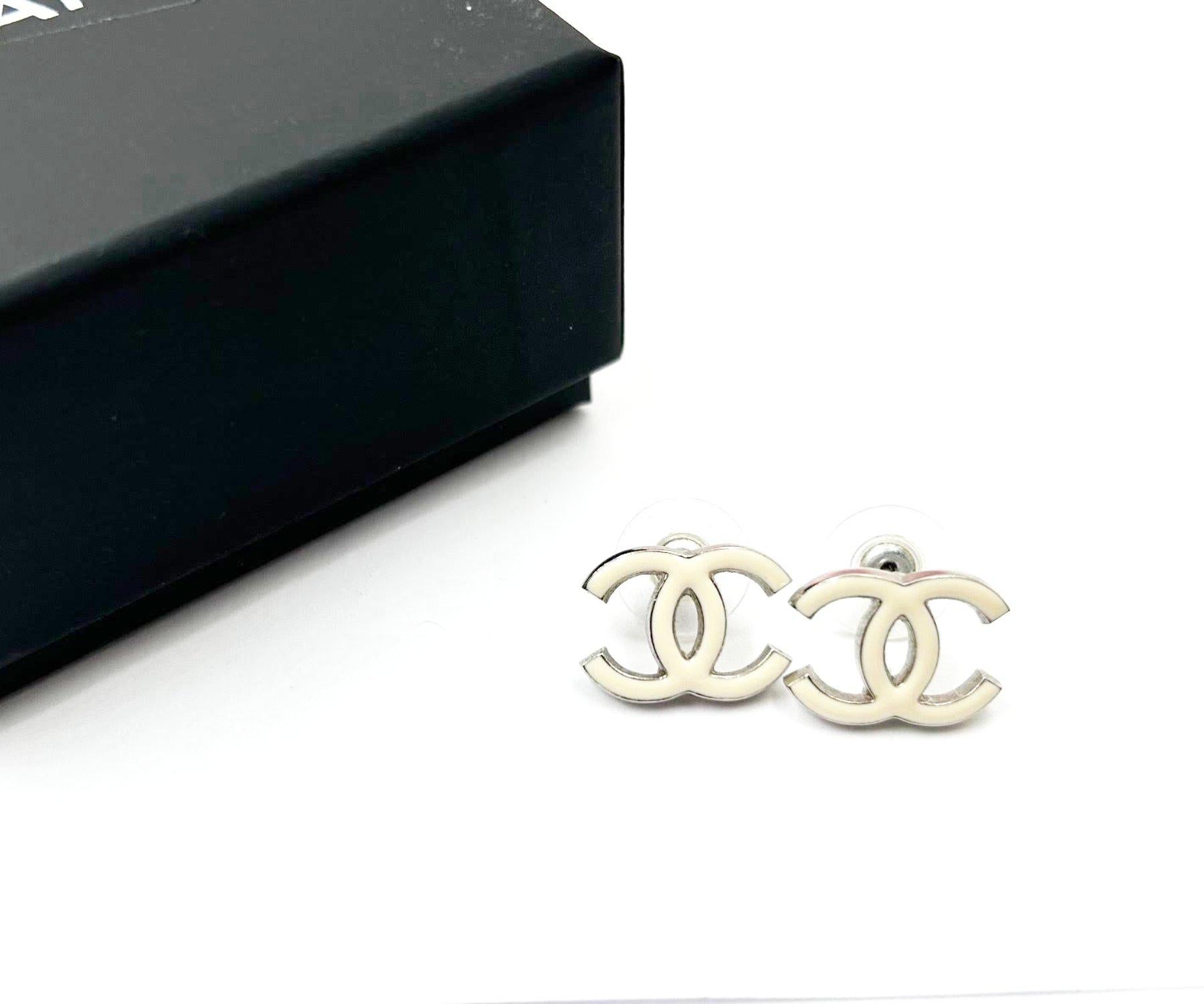 Orecchini con piercing Chanel Classic White CC Enamel In condizioni ottime in vendita a Pasadena, CA