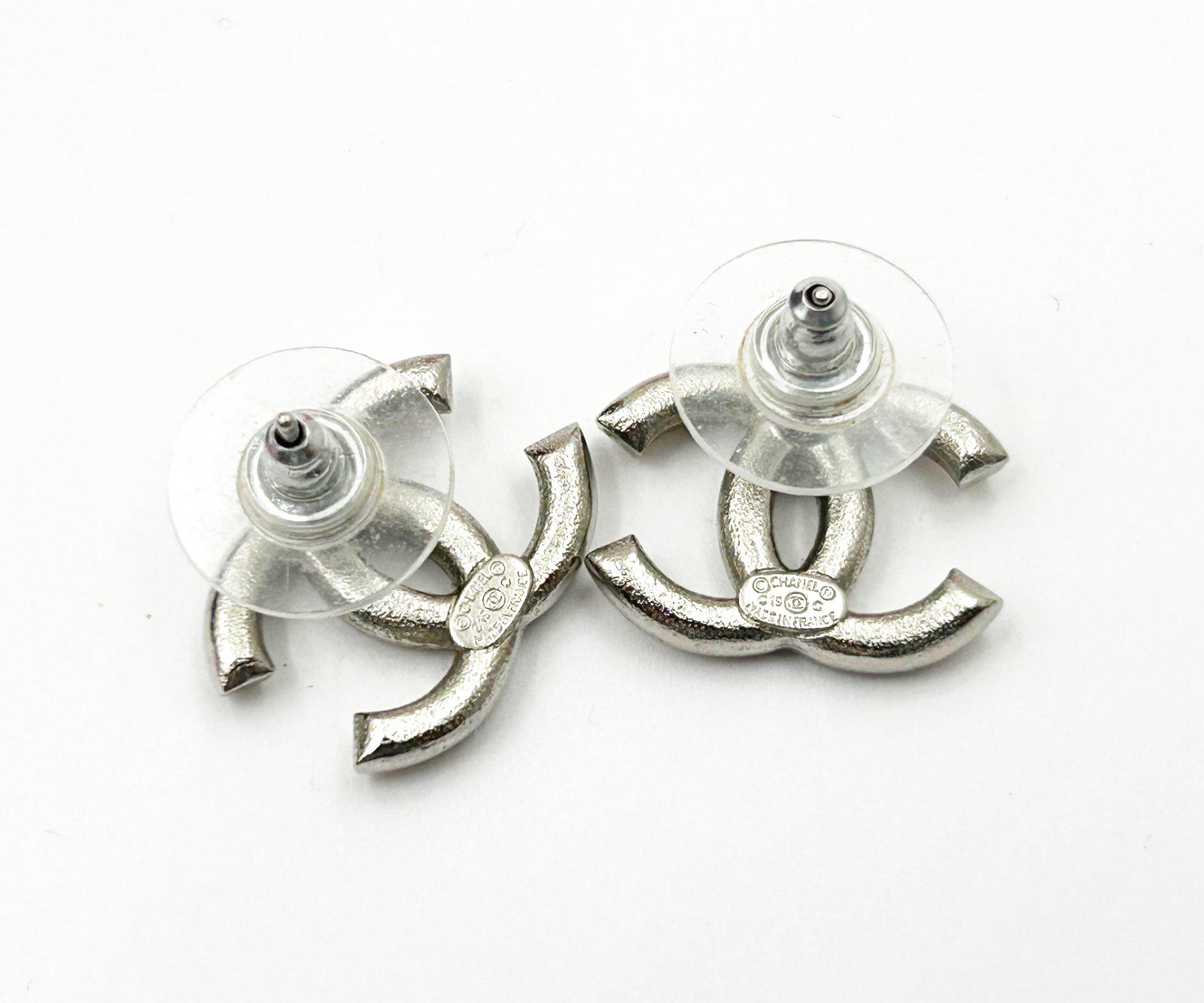 Donna Orecchini con piercing Chanel Classic White CC Enamel in vendita