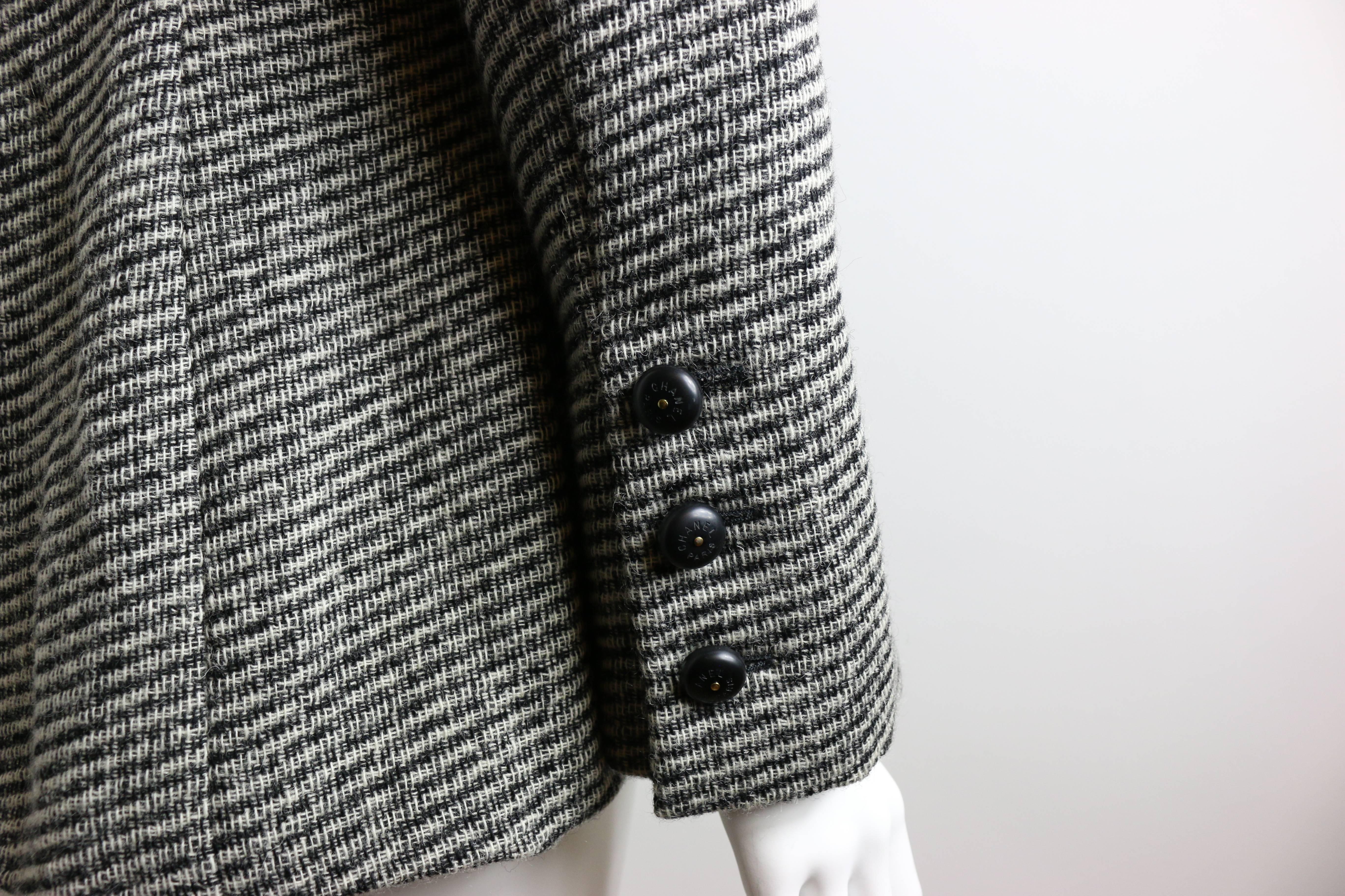 Chanel Classic Wood Black and White Tweed Blazer For Sale 1