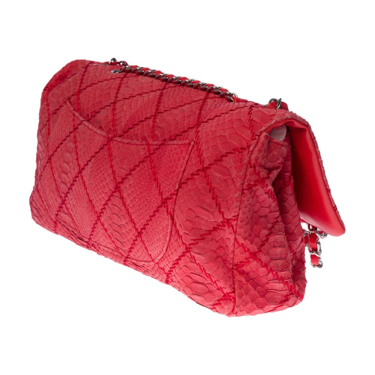 Chanel Classic XL shoulder bag in red quilted Python, silver hardware In Good Condition For Sale In Paris, IDF