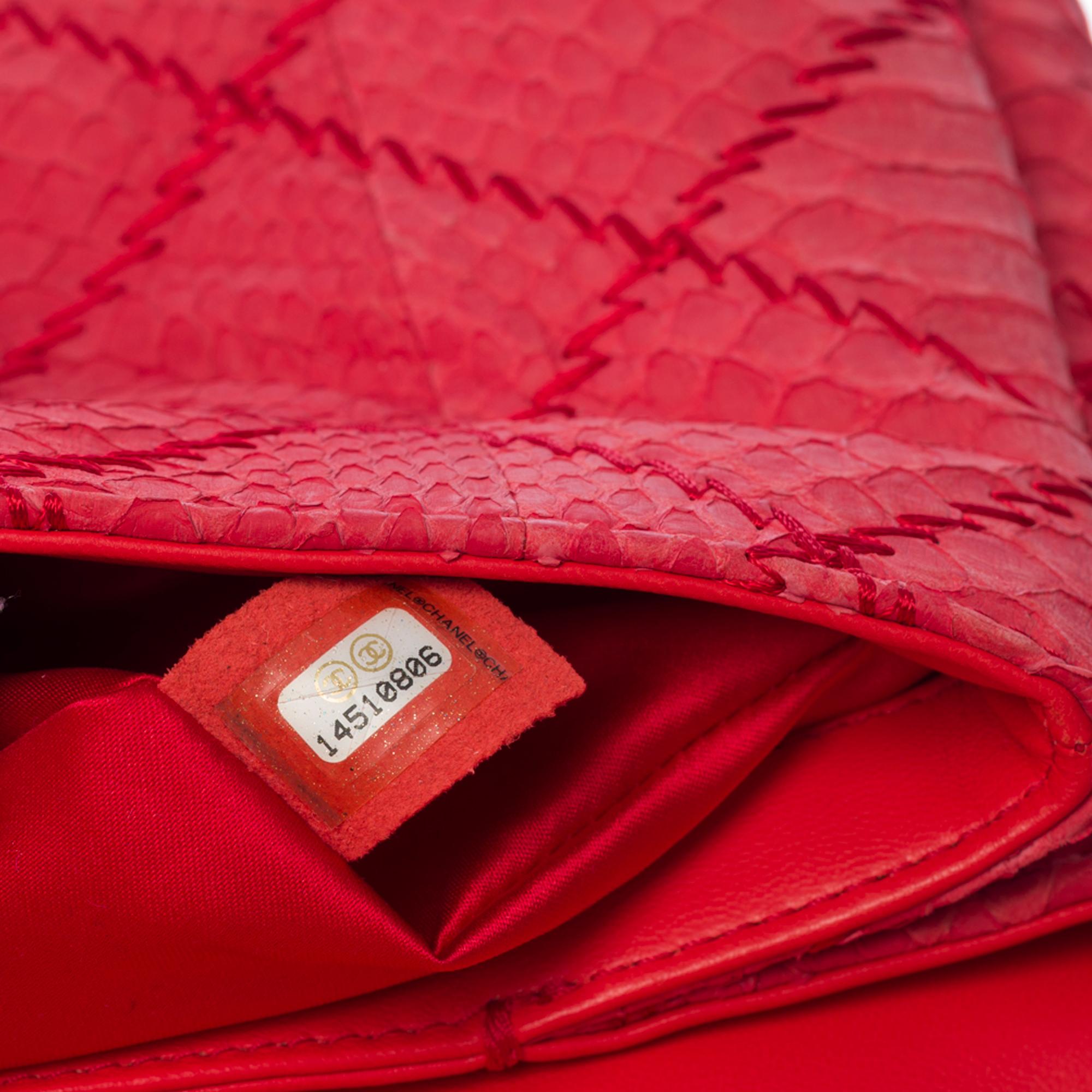 Chanel Classic XL Umhängetasche aus roter gesteppter Python, silberne Beschläge im Angebot 1