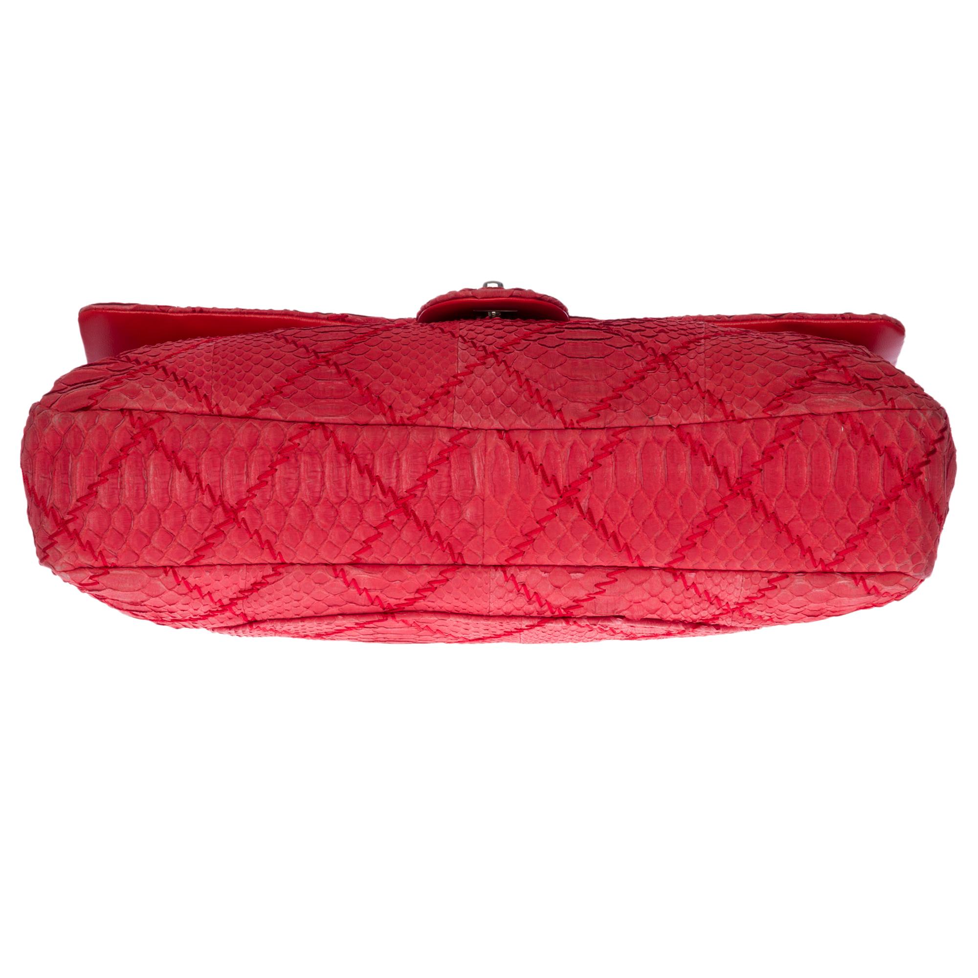 Chanel Classic XL Umhängetasche aus roter gesteppter Python, silberne Beschläge im Angebot 4