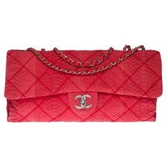 Chanel Classic XL Umhängetasche aus roter gesteppter Python, silberne Beschläge