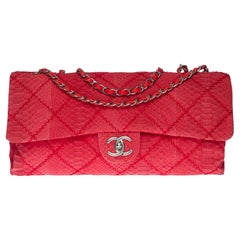 Borsa a tracolla Chanel Classic XL in pitone trapuntato rosso, finiture in argento