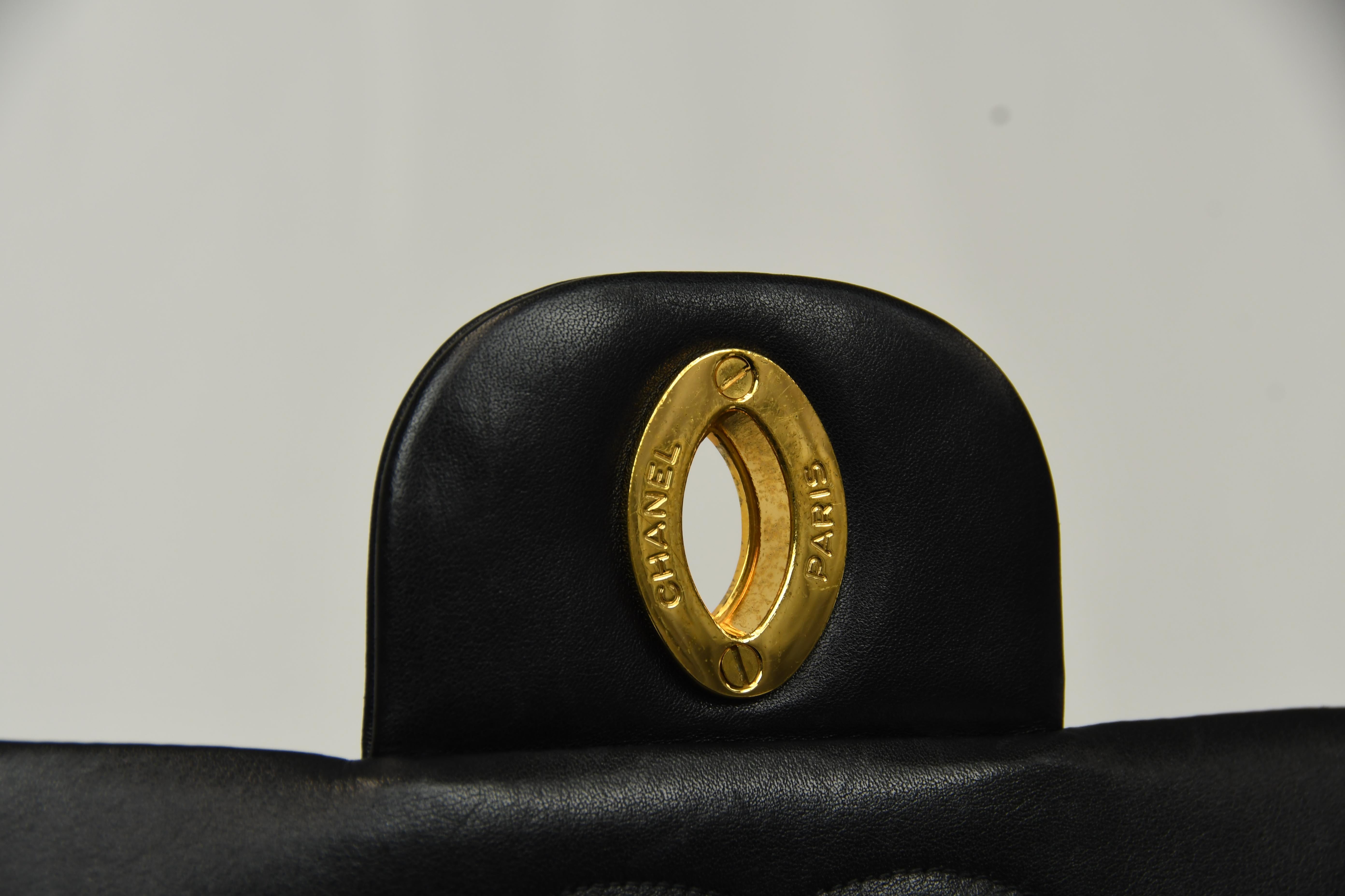 De las mujeres Chanel Classic XL Bolso con solapa simple Piel de cordero negra Principios de los 2000 en venta