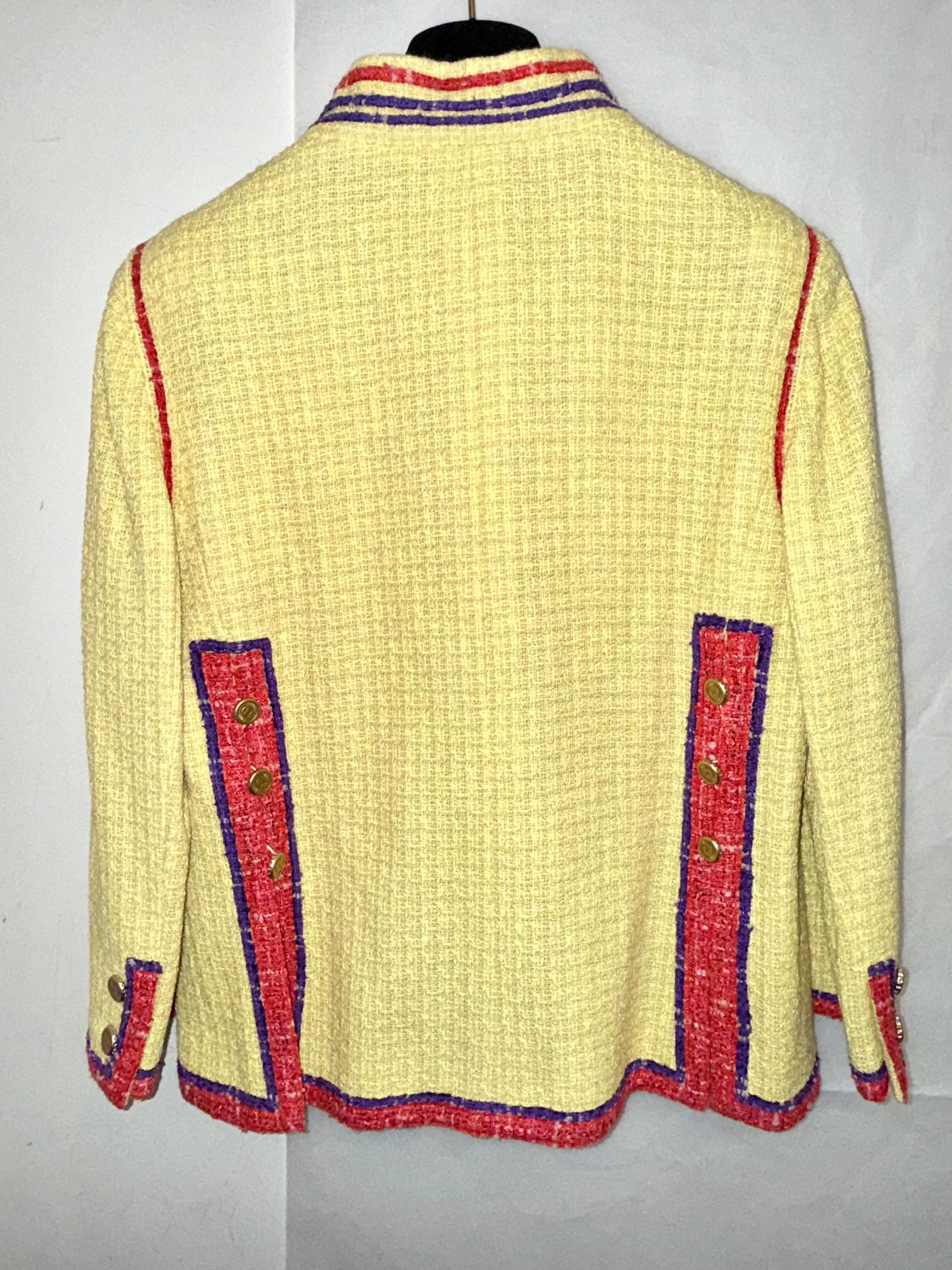 -Chanel classic yellow tweed jacket. 

- Four front flap welt pockets.

- Purple/Red trim. 

- Four Gold CC buttons front closure.

- 3/4 sleeves.

- Double vent with three gold CC buttons closure.

Measurements:
-Shoulder to Shoulder: 17
