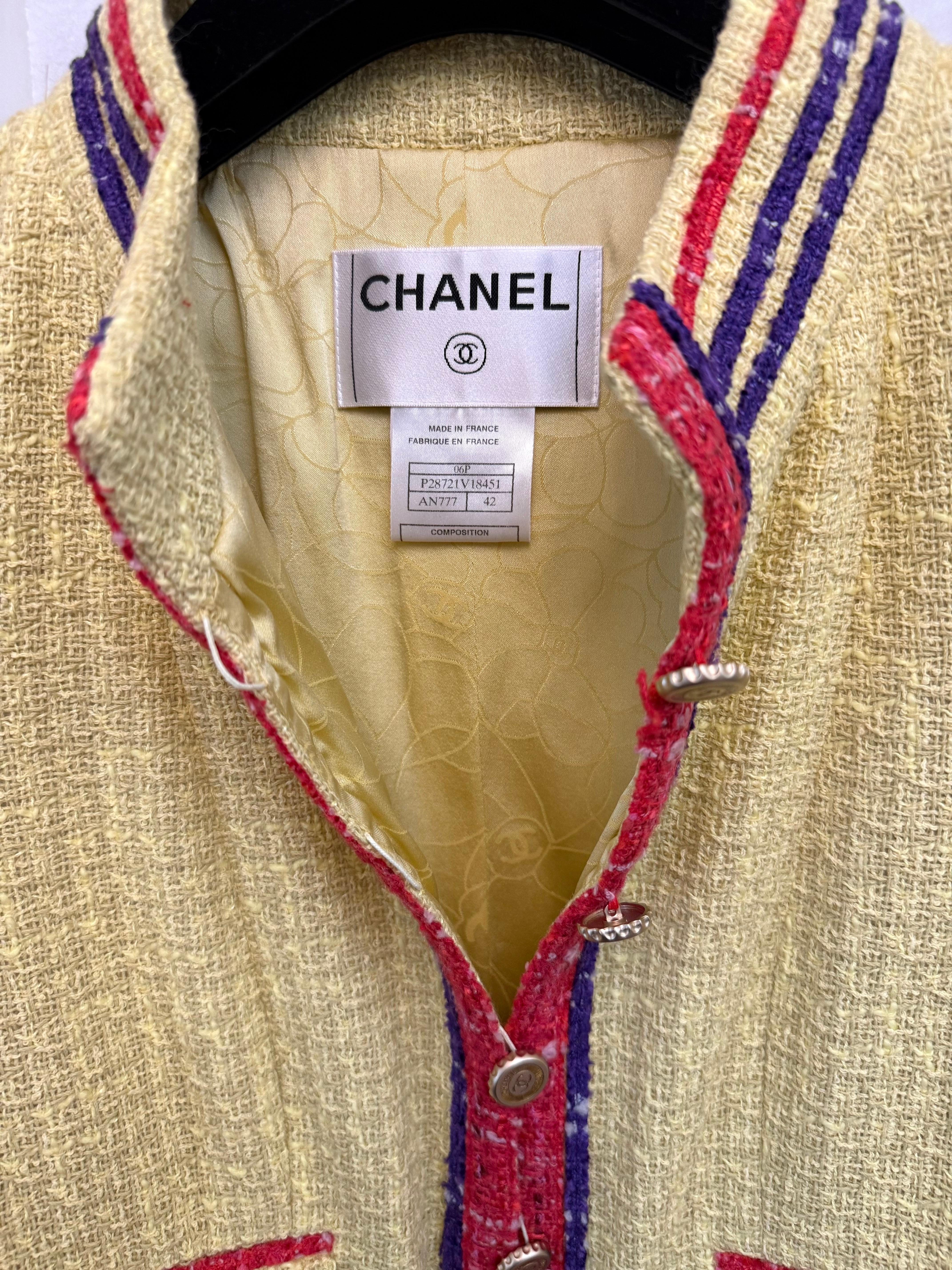 Chanel classic yellow tweed jacket with purple red trim In Excellent Condition For Sale In Sheung Wan, HK