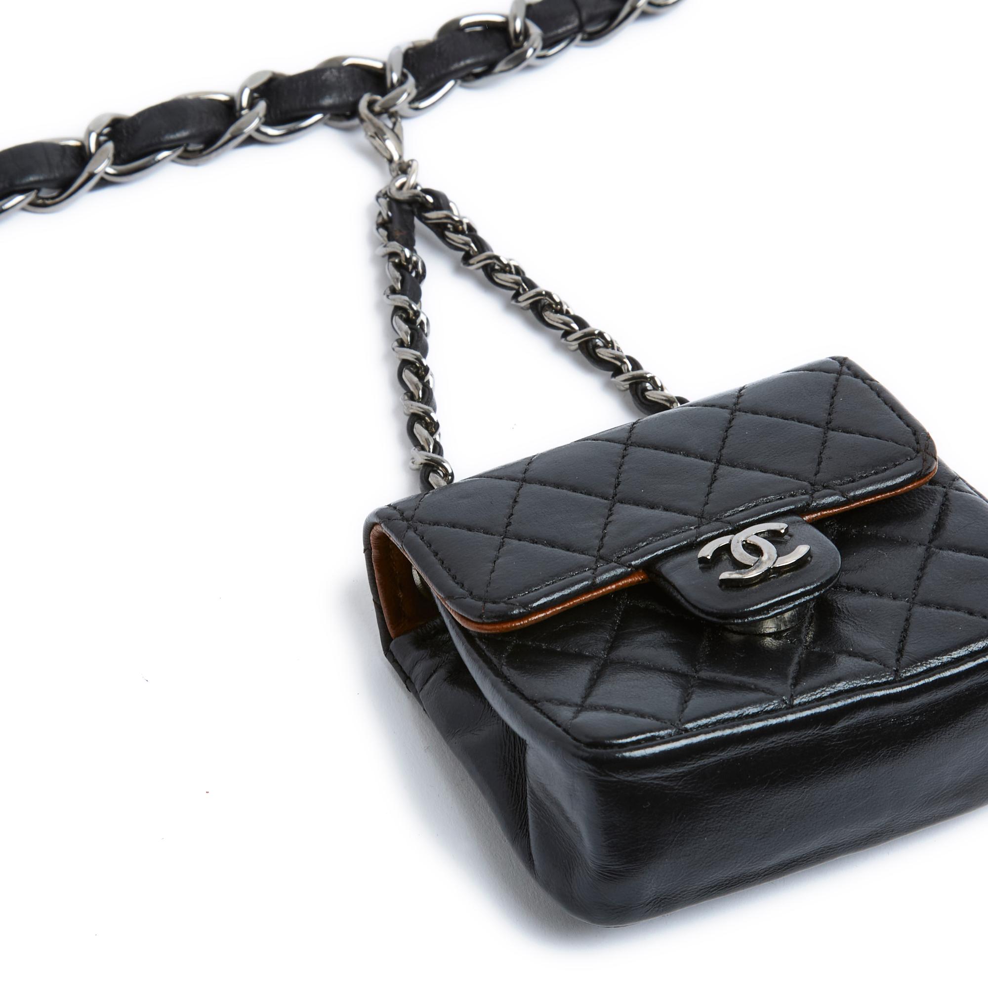 Chanel Mini-Gürteltasche aus der Serie Timeless oder Classic aus gestepptem Leder und geschwärztem, silbernem Metall. Die kleine Klappe wird mit einem magnetischen Druckknopf geschlossen, der mit dem CC-Logo versehen ist. Abmessungen der Minitasche
