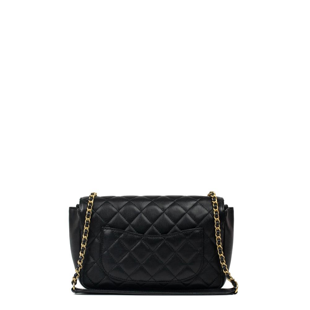 Black CHANEL, Classique Camélia in black leather For Sale
