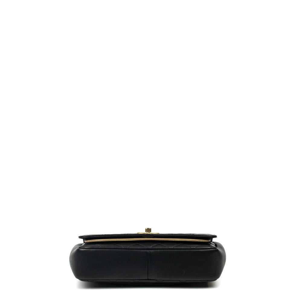 CHANEL, Classique Camélia in black leather In Good Condition For Sale In Clichy, FR