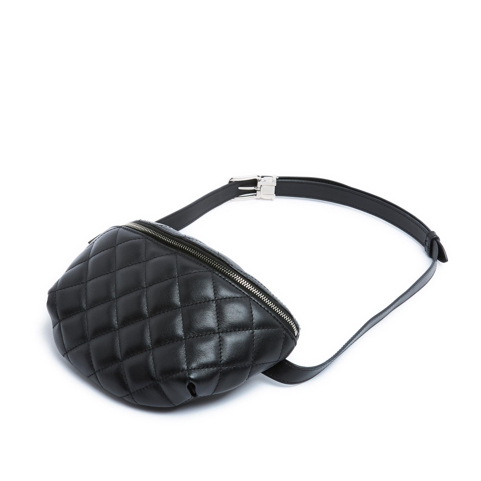 Chanel Classique CC Bag On adjustable Belt Leather Black Pristine Unisexe en vente