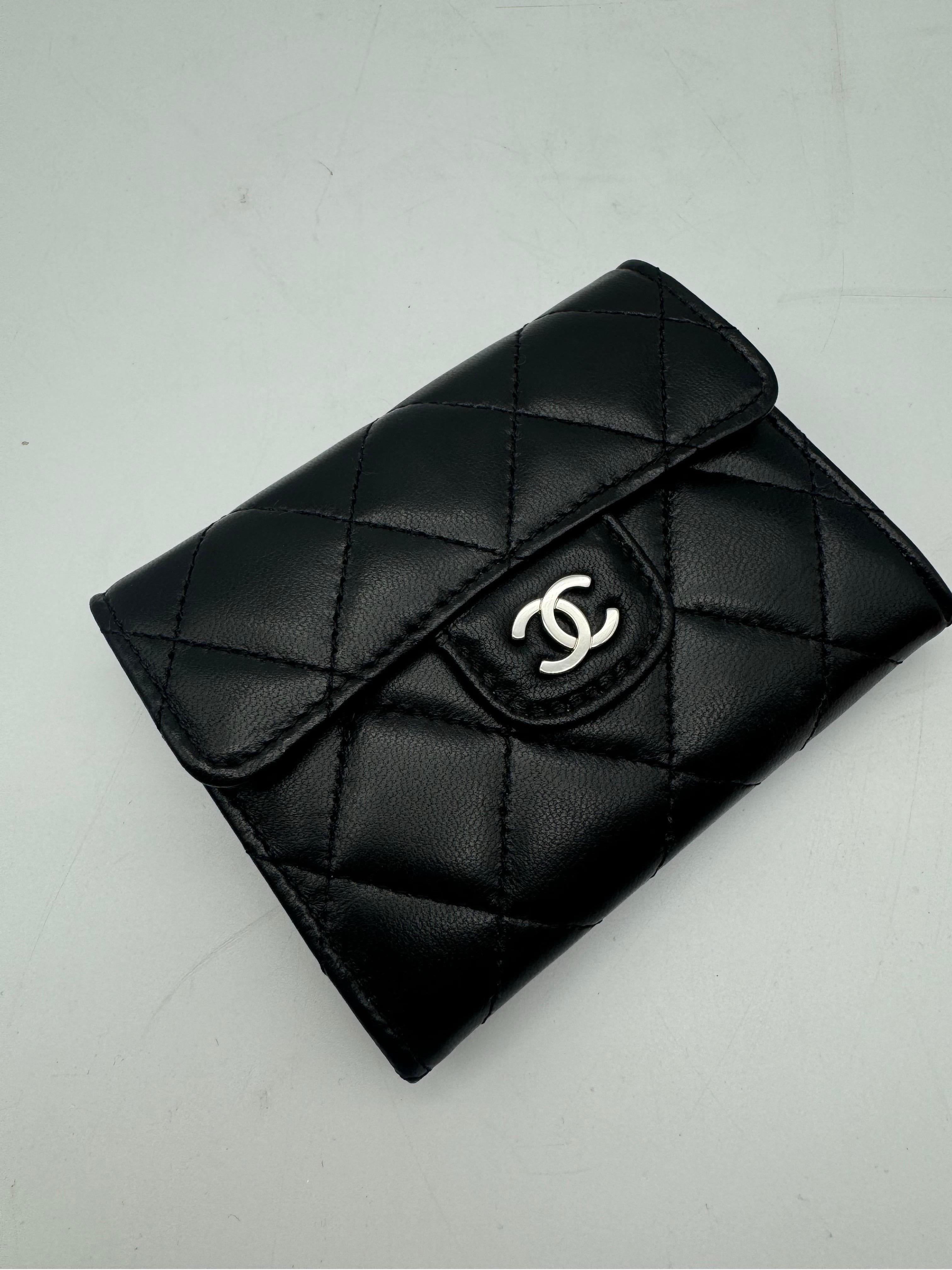 Portacarte Chanel in pelle d'agnello con finiture in argento, come nuovo

prodotto in Francia

la custodia viene fornita con la carta d'identità originale