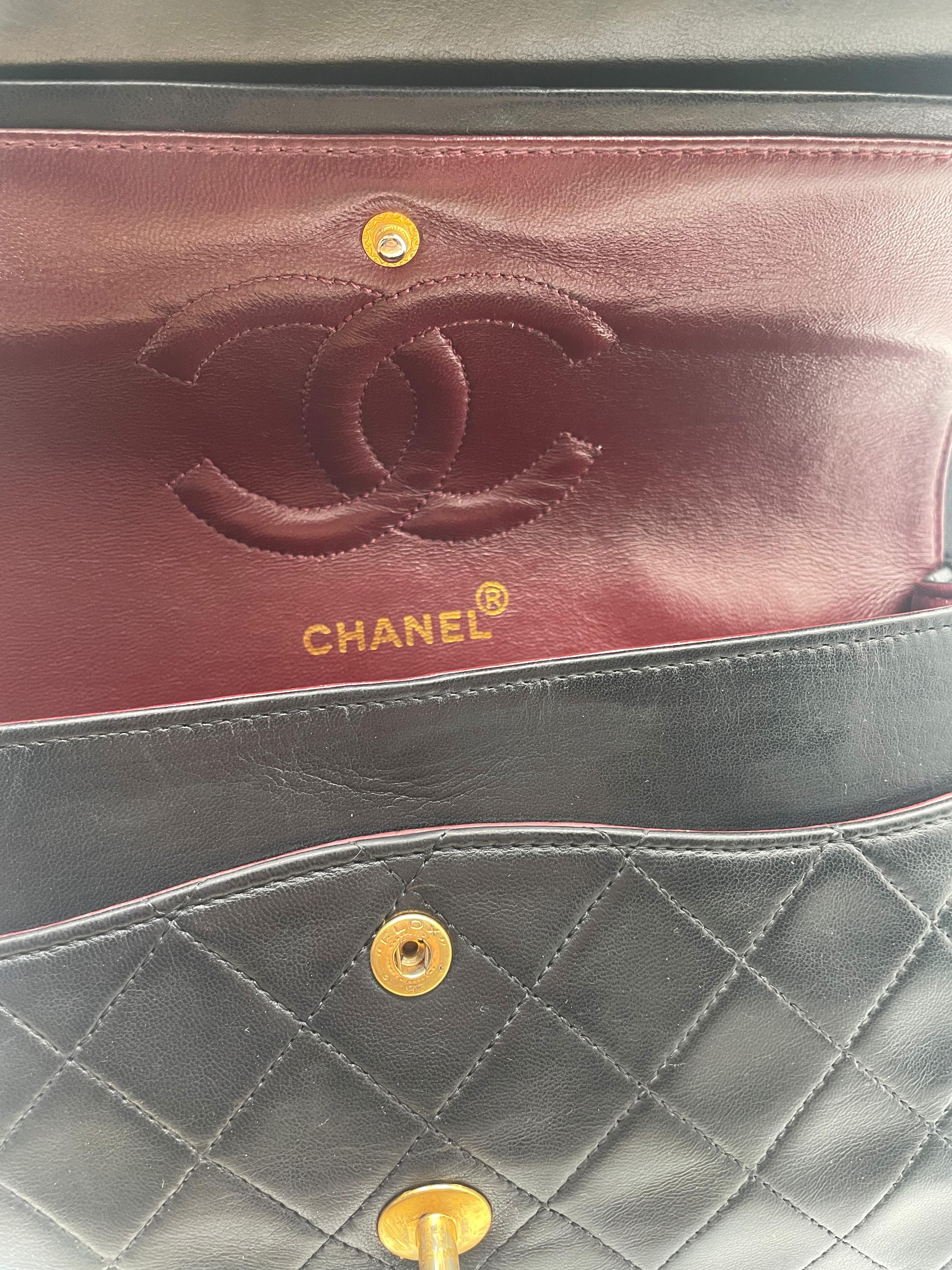 Sac à main Chanel Classique en agneau noir et métal doré 24 carats en vente 15