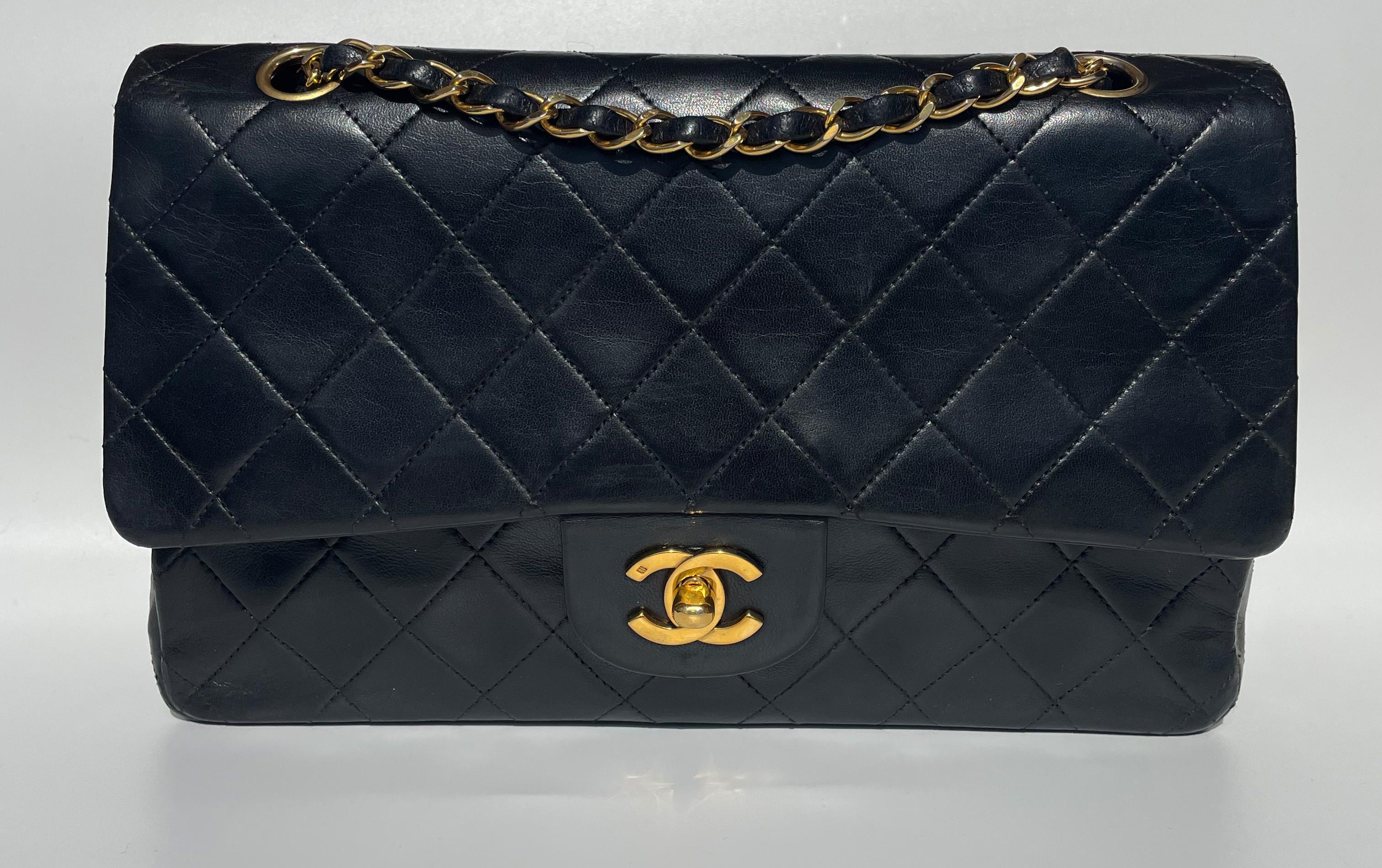 Chanel Classique handbag in black lambskin and 24-carat plated gold metal In Good Condition For Sale In CANNES, FR