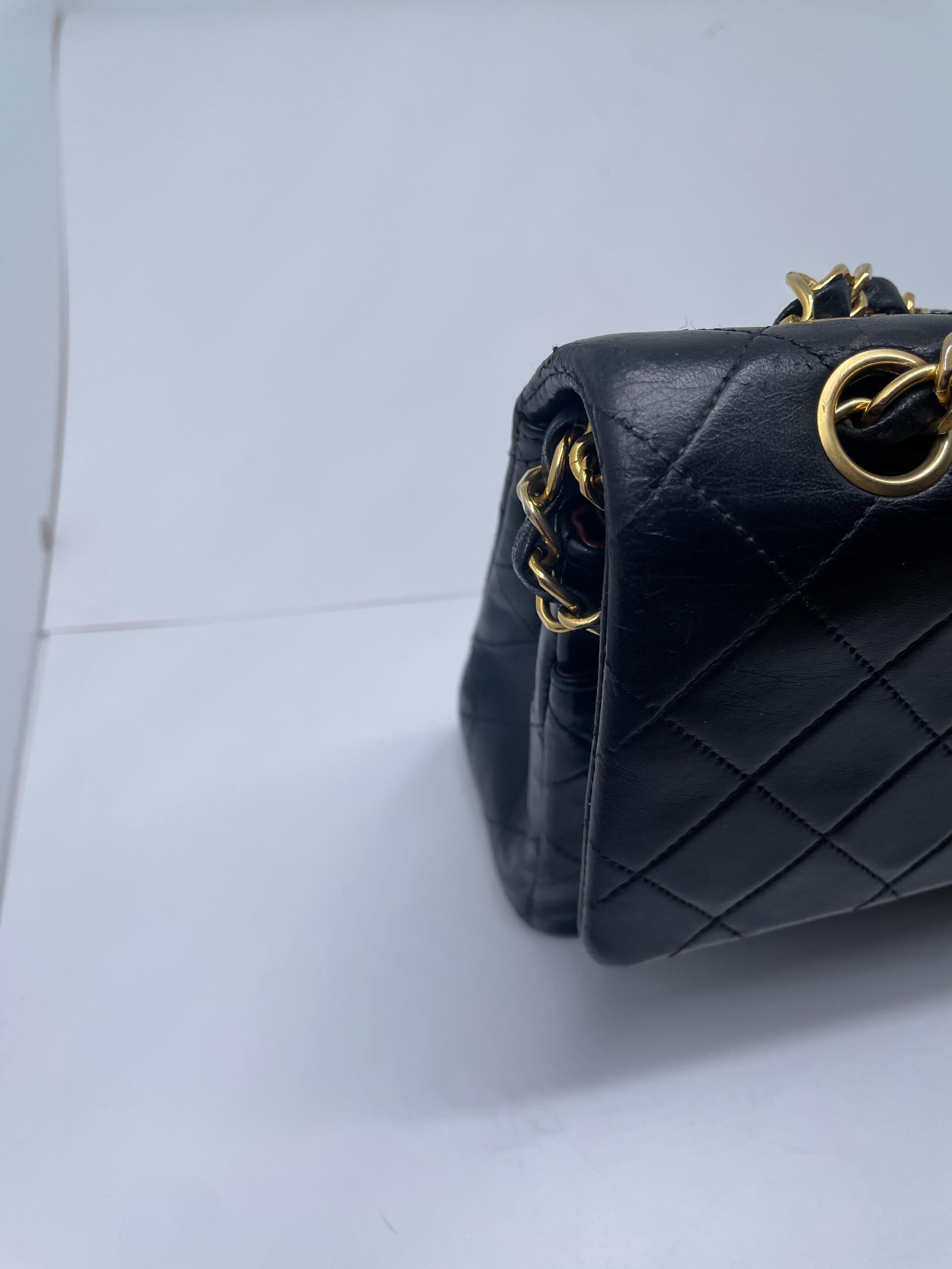 Chanel Classique handbag in black lambskin and 24-carat plated gold metal For Sale 4