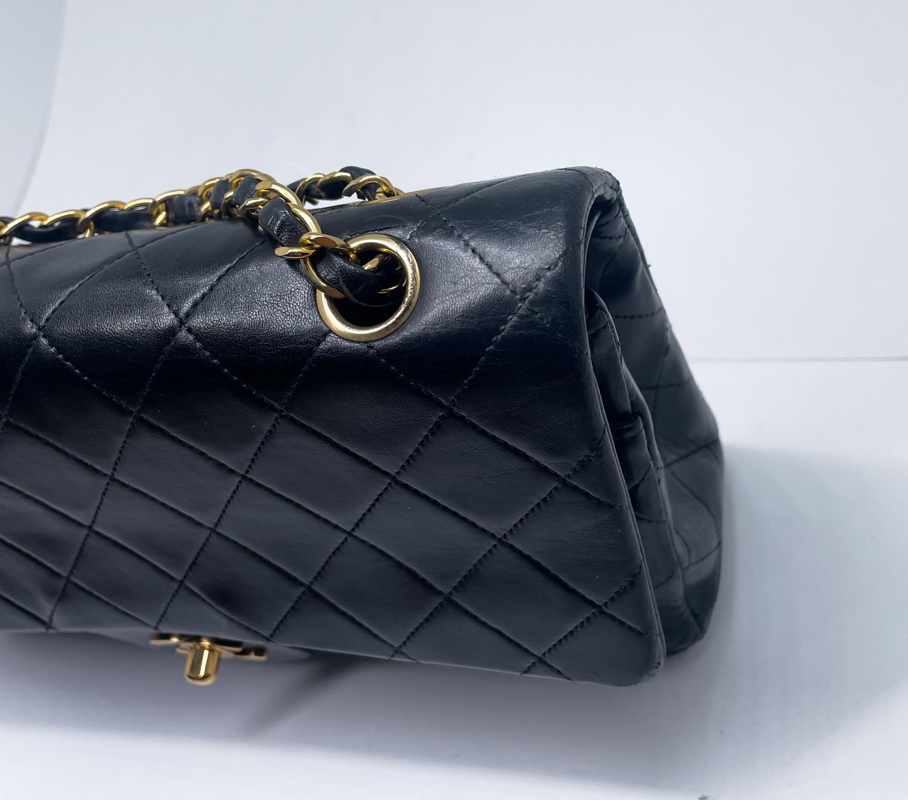 Chanel Classique handbag in black lambskin and 24-carat plated gold metal For Sale 5