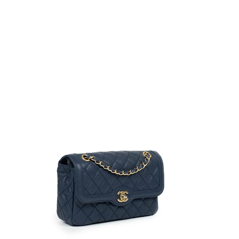 - Designer: CHANEL
- Model: Classique
- Condition: Very good condition. Scratches on the clasp
- Accessories: None
- Measurements: Width: 22cm , Height: 14cm , Depth: 6cm , Strap: 105cm 
- Exterior Material: Leather
- Exterior Color: Blue
- Interior