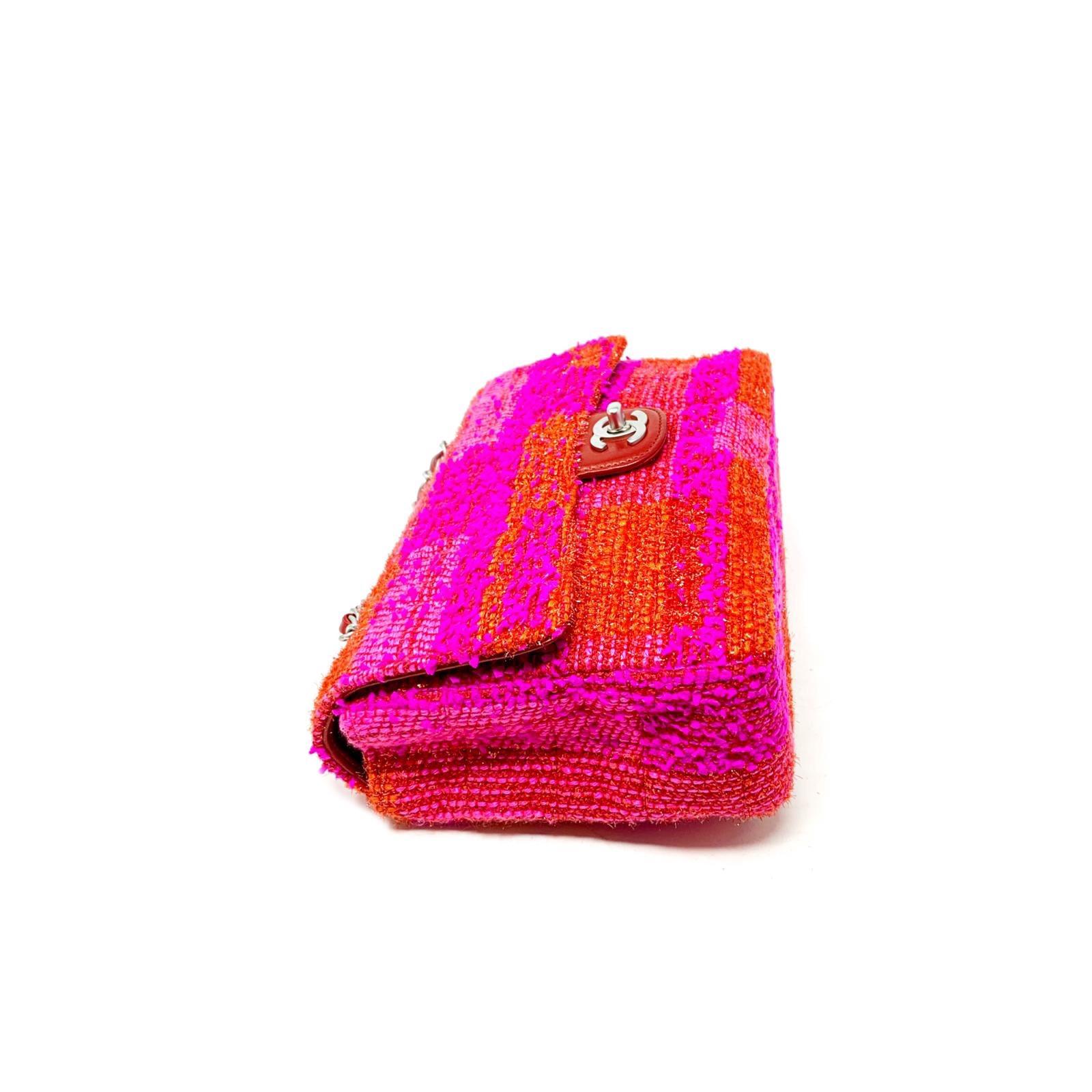 Classic Chanel bag 26 cm Tweed multicolor Fucsia / red
 Excellent condition, inside in red leather Year of production 2002 Card and dust-bag included.
