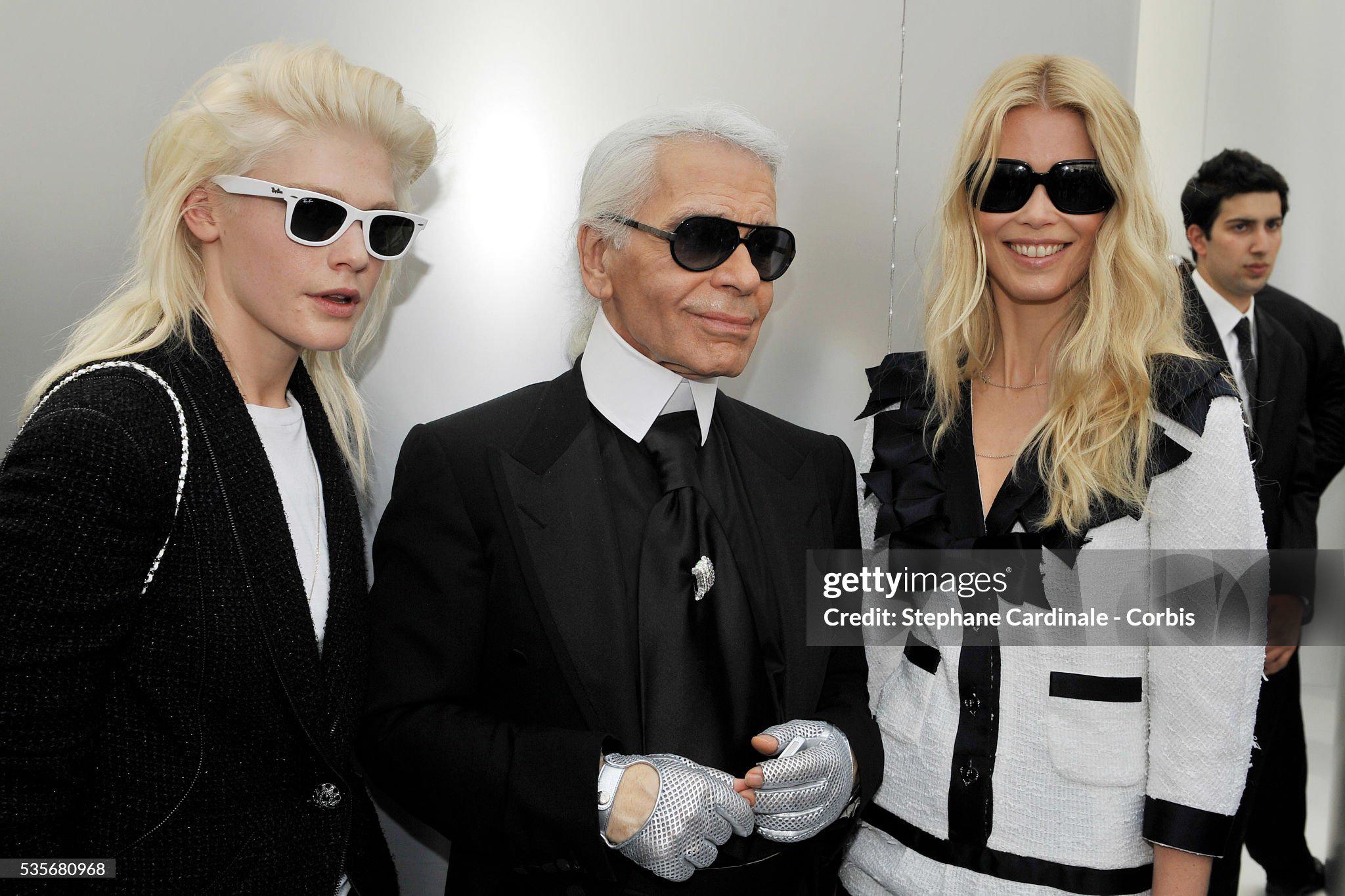 ¡Como se vio en la supermodelo Claudia Schiffer!
Nuevo vestido icónico Chanel de tweed crudo con lazo de la firma de la Pasarela de París / MIAMI Colección Crucero
- Botones de corazón con logotipo CC
- forro de seda tonal
Talla marca 34 FR. Más