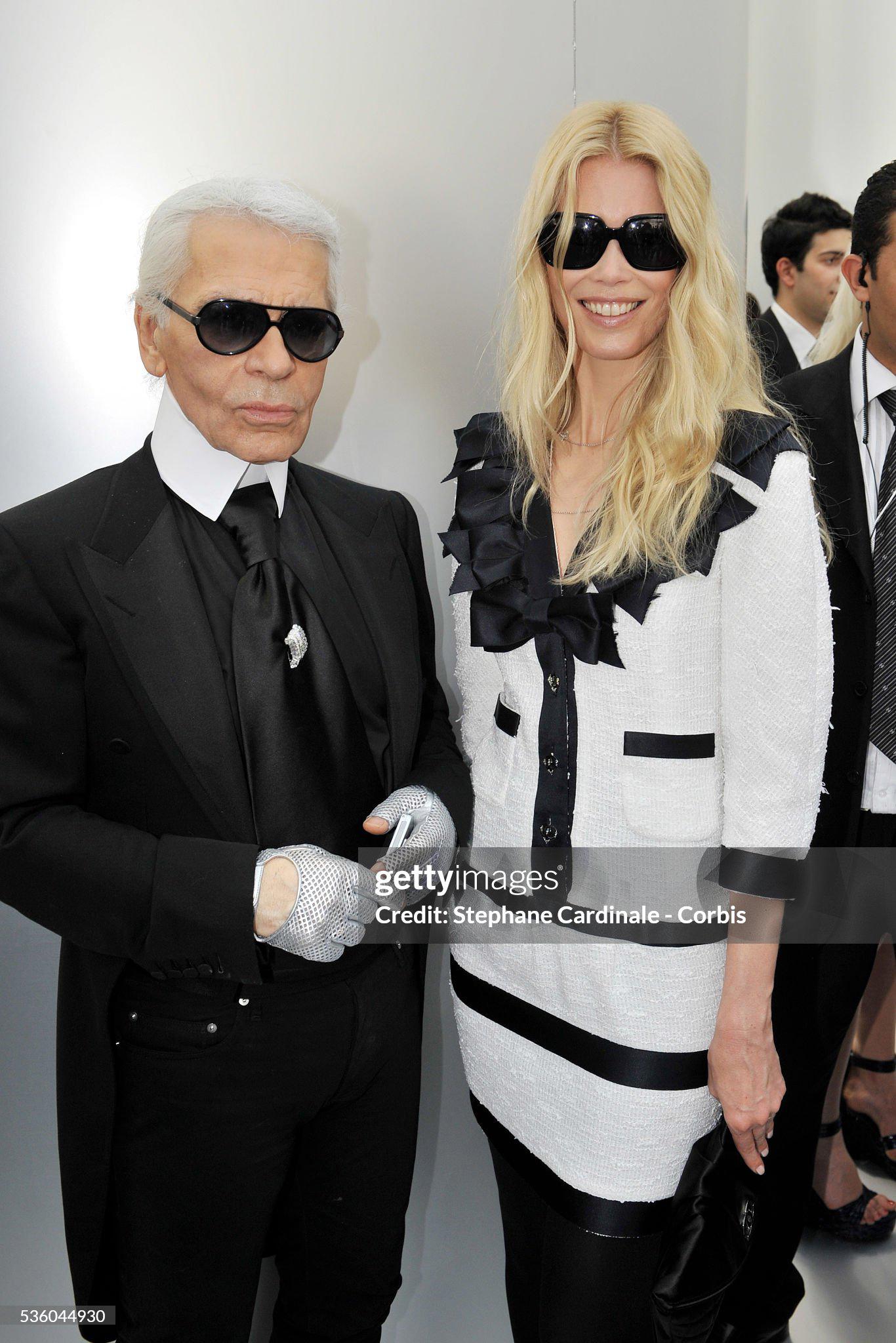 Chanel - Robe de collection en tweed avec nœud  Vu sur Claudia Schiffers
- Paris / MIAMI Cruise Collection By Karl Lagerfeld 

~  L'acquérir, c'est s'approprier non pas un simple vêtement, mais un fragment de la mythologie de Chanel 
~  Portée par