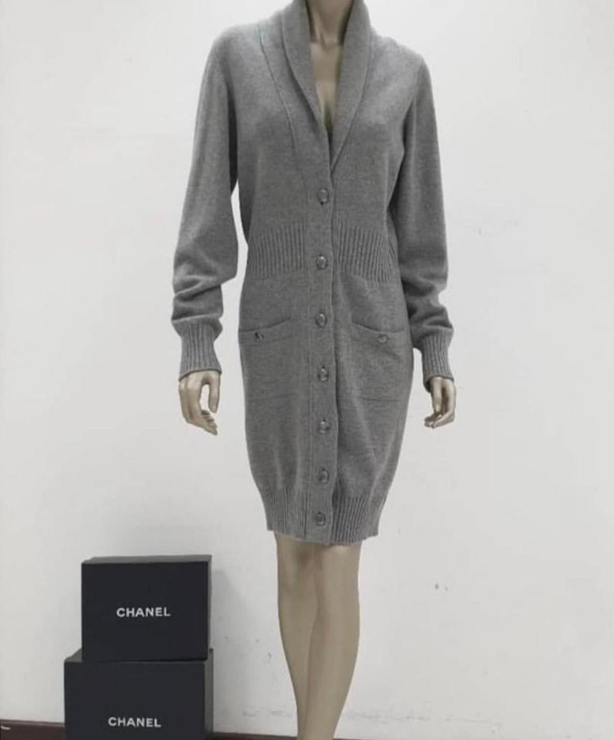 Cardigan Chanel Claudia Schiffer style CC boutons en cachemire en vente 6