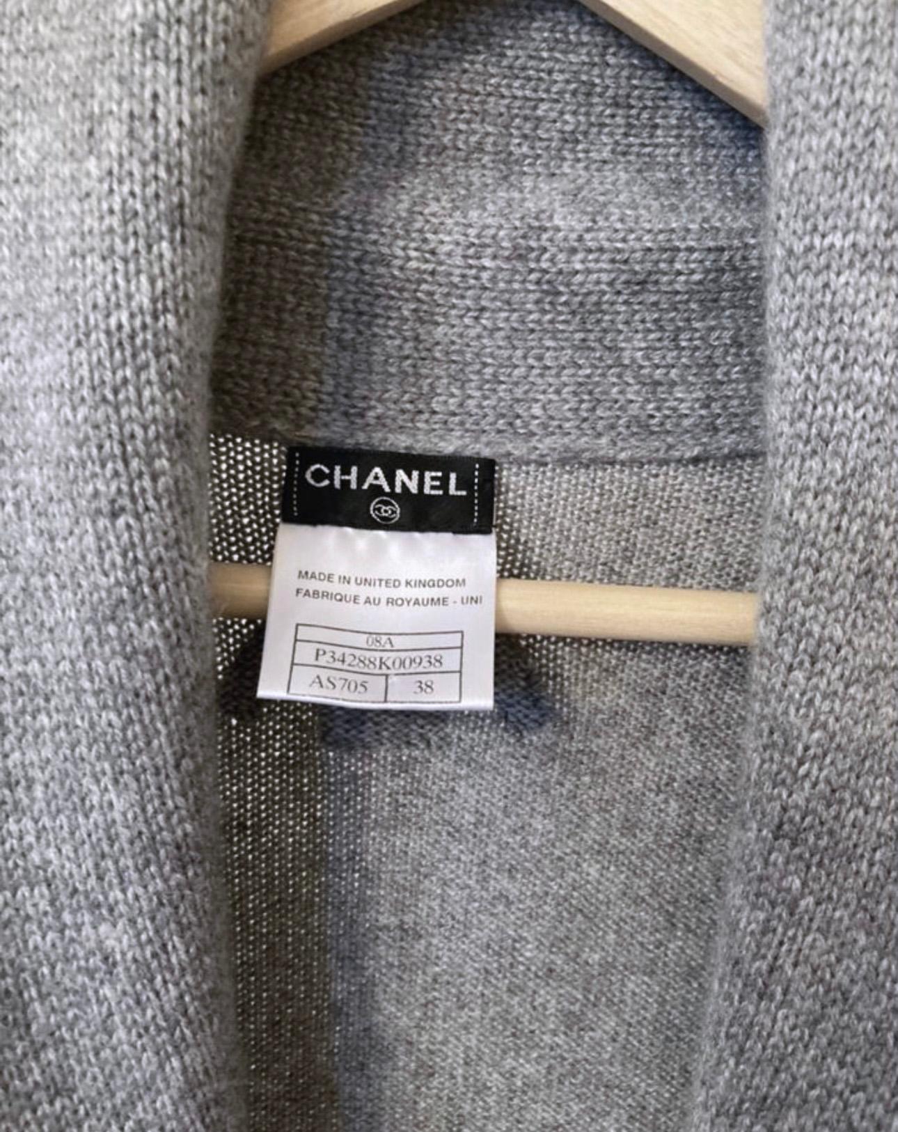 Cardigan Chanel Claudia Schiffer style CC boutons en cachemire en vente 4