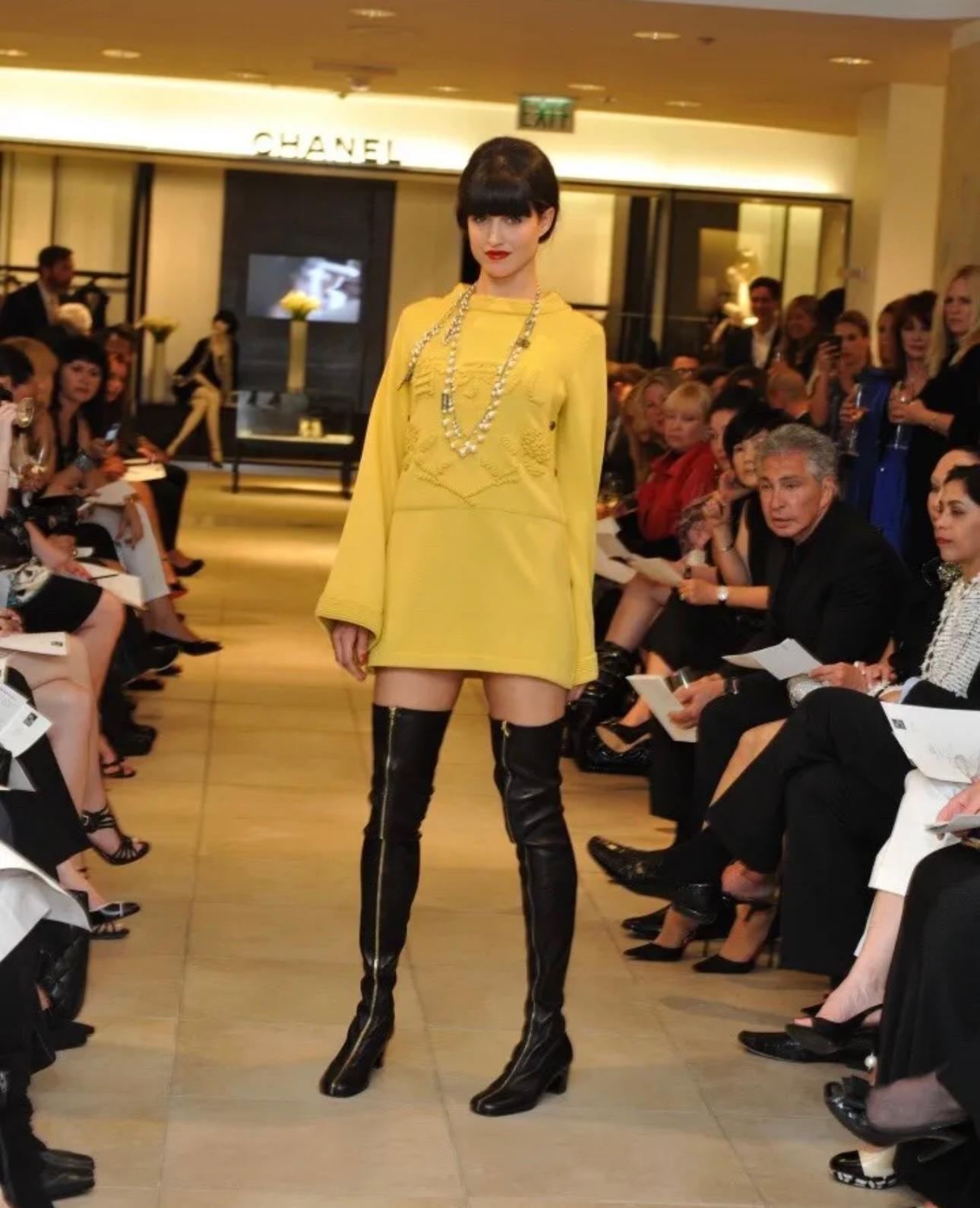 Chanel Claudia Schiffer Stil CC Logo Kaschmir-Tunikakleid für Damen oder Herren