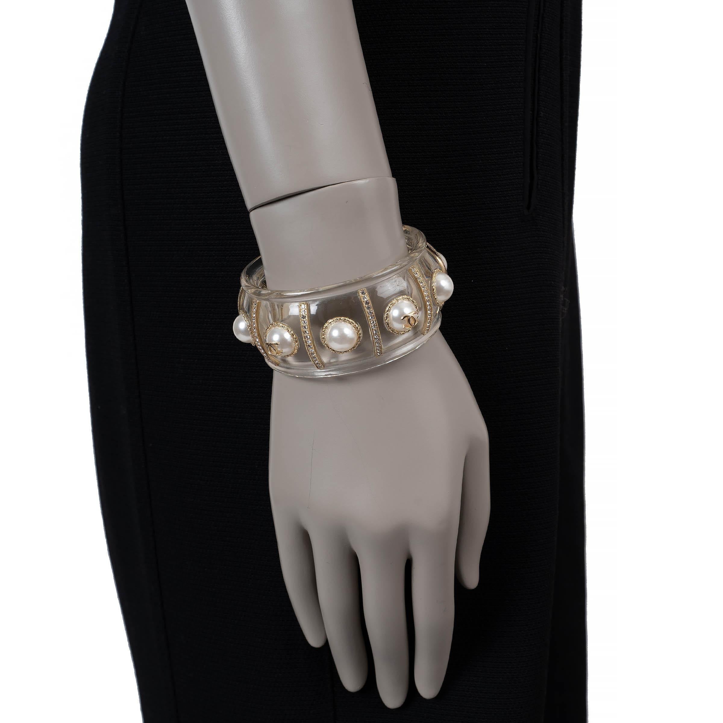 CHANEL brazalete de lucita transparente 19K perlas y cristal en venta 2