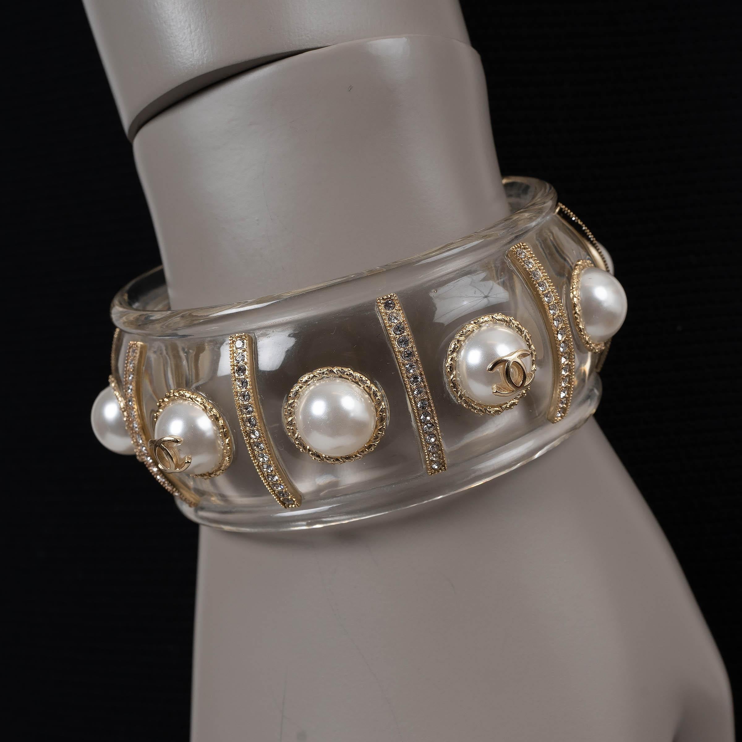CHANEL brazalete de lucita transparente 19K perlas y cristal en venta 3